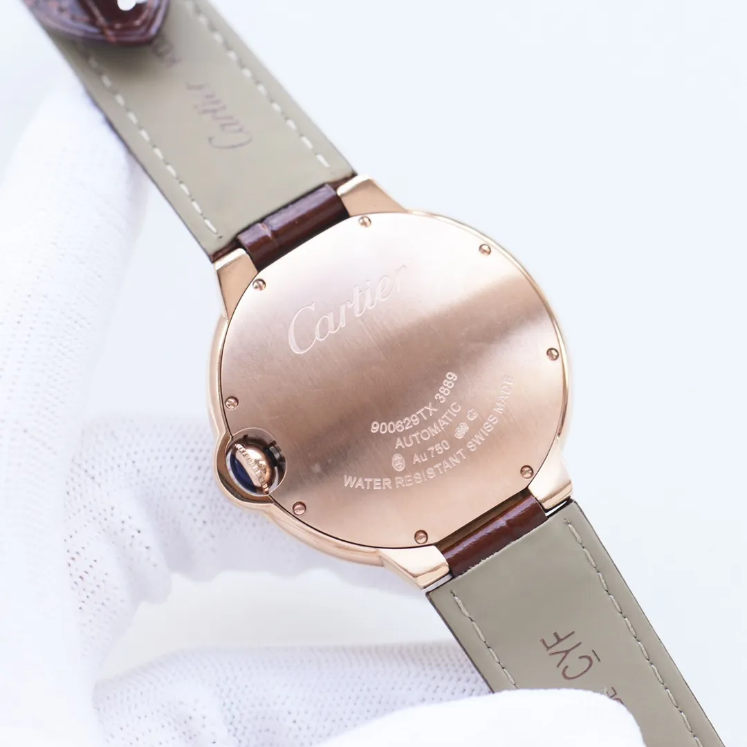 【Customized all-in-one machine】💰1720! Three sizes in one produced by Taiwan factory, size 33mm 36mm 42mmCartier Cartier Blue Balloon Series: The new quartz watch has a two-hand and a half calendar display. The two-hand and a half small seconds dial with calendar function that watch lovers have been waiting for is now on the shelves. Double sapphire glass mirror, 316 stainless steel case, steel blue sword-shaped hands, water drop fisheye effect sapphire mirror 3 o'clock glass opening🈷️Tooth reflection, Italian imported cowhide, 316 original steel belt, size 33mm 36mm42mm (bottom cover coded warranty card and hangtag three codes in one) individually packaged, Xiaohongshu recommends best-selling models, Douyin live broadcast popular models come to Long
