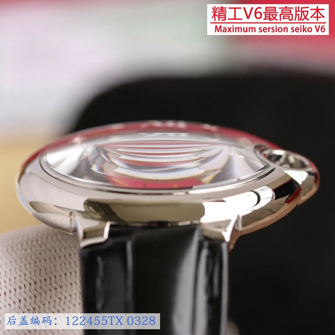 【High-end replica】💰1160! 【Customized all-in-one machine】💰1920! 【Top Replica】💰Private chat! Cartier Blue Balloon series, this series of watches is famous for its delicate style and elegant style in Cartier watchmaking industry. Of course, this watch must have such characteristics. The color of the stainless steel case makes the watch as light as a balloon, and the blue crown seems to have disobediently deviated from the original planned trajectory, like a playful couple. The Roman numerals on the dial look retro and deep, decorated with guilloche patterns and sword-shaped hands. The entire watch gives people a delicate and thoughtful feel. Isn’t this what couples need? Built-in: Japanese Citizen fully automatic machine, water drop (fish-eye bubble) sapphire glass mirror, highly waterproof, burnt steel blue pointer color, head curvature, men's mechanical 42mm, 36mm, 33mm quartz 42mm, 36mm, 33mm, 28mm Seiko V6 version, constantly producing high-quality products