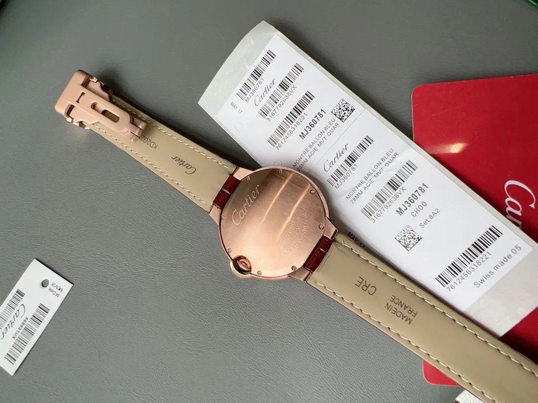[High-end replica] 💰960 yuan each! The new Cartier Blue Balloon ✔️The most popular color, a perfect healing color/very elegant color, the pebbled leather has just the right saturation, the delicate sheepskin is super soft and comfortable to wear. The key is the super white color❗️ Cartier Blue Balloon is inlaid with diamonds💎Gold is luxurious and noble. The real thing is super beautiful💋Swiss quartz size 36mm. Highly recommended to buy [Wow]
