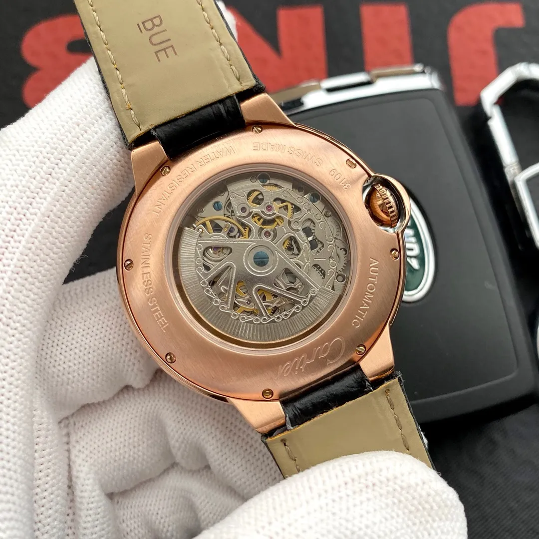[Foreign trade import]💰1240 Cartier🔥Best design🔥Exclusive debut🔥 [Type]: Fine men's watch [Strap]: Genuine leather strap [Movement]: High-end fully automatic mechanical movement [Mirror]: Mineral strengthened glass (higher definition) Elegant taste Vast atmosphere Ingenuity A treasure for the wrist Size: 42mm diameter 12mm thick Hot sale on the market! Welcome to reprint!
