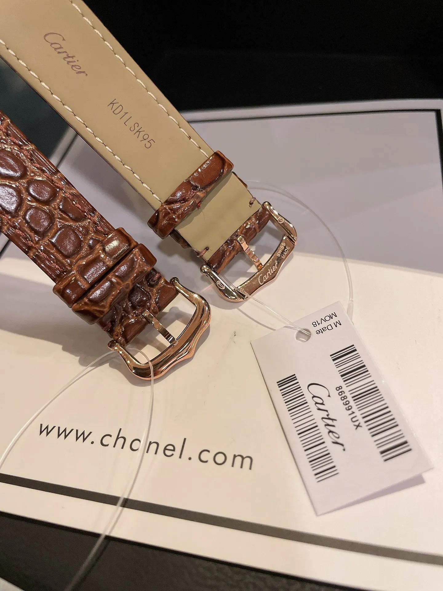 【High-end replica】💰1080 one! Cartier tank series retro watch TANK tank series! The lettering adopts three-dimensional protrusion, 316L stainless steel version, couple watch, imported Swiss movement, three codes in one. Medium size 27MMX34MM, small size 24MMX31MM. The details are polished, the color of the hands, the curvature of the handle, the original pebbled leather belt, the original stainless steel belt, with sticker code, color distribution: white shell, gold shell, rose gold shell, strap colors are complete! Imported Swiss movement, Sapphire TankSolo’s ingenuity is worth owning!