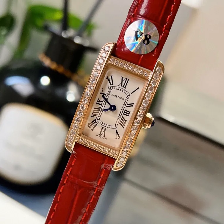 【High-end replica】💰1240! Taiwan factory Cartier Tank series-💗Cartier Tank Américaine watch, small model, three sizes in one. It adopts sapphire crystal mirror and Swiss quartz movement. Original open mold, stainless steel case, octagonal crown, set with a synthetic blue spinel, silver-plated dial, sword-shaped blue steel hands, with original smooth folding clasp, made of imported multi-color pebbled calfskin. The large and elegant watch is favored by experts. Case dimensions: 34.80 x 19.00 mm.