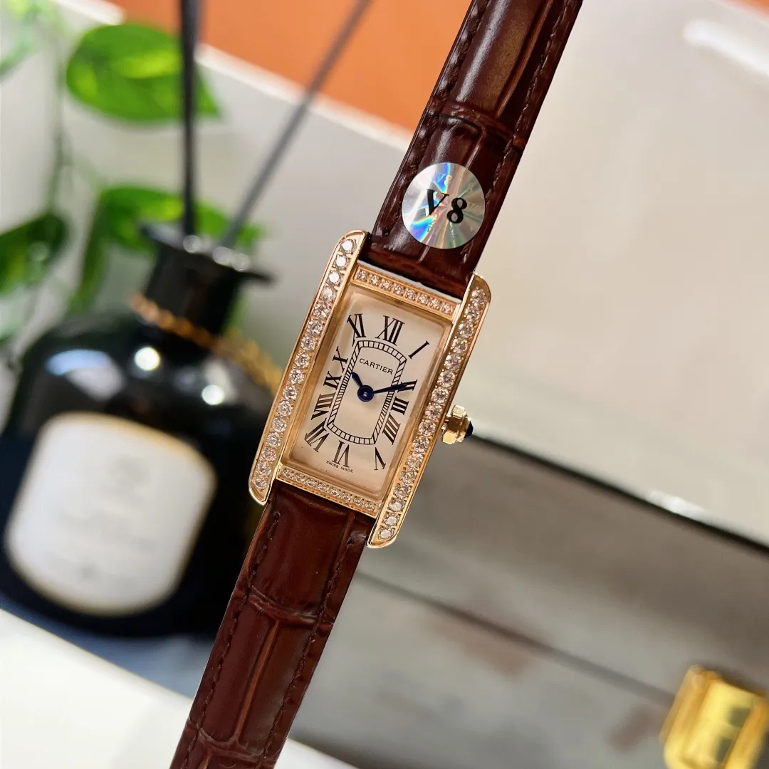 【High-end replica】💰1240! Taiwan factory Cartier Tank series-💗Cartier Tank Américaine watch, small model, three sizes in one. It adopts sapphire crystal mirror and Swiss quartz movement. Original open mold, stainless steel case, octagonal crown, set with a synthetic blue spinel, silver-plated dial, sword-shaped blue steel hands, with original smooth folding clasp, made of imported multi-color pebbled calfskin. The large and elegant watch is favored by experts. Case dimensions: 34.80 x 19.00 mm.