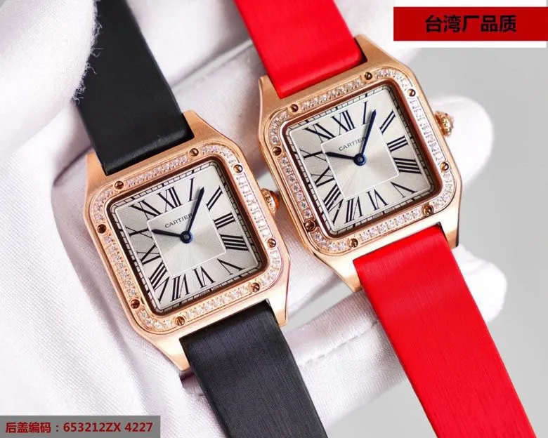【Customized all-in-one machine】💰1720! Cartier Dumont series belt watch is a true one-to-one replica. We use a more film-resistant fine steel version. Material: top-grade 904 steel. The size and details are synchronized with the counter. Literally: porcelain molding on the steel bottom, clear and clean. Pointer: Blue needle on the grill rod, which will never change color. Mirror surface: Micro-arched sapphire glass, concave and convex, crystal clear, cut-resistant and wear-resistant. Imported cowhide strap! Medium size 31, small size 27,