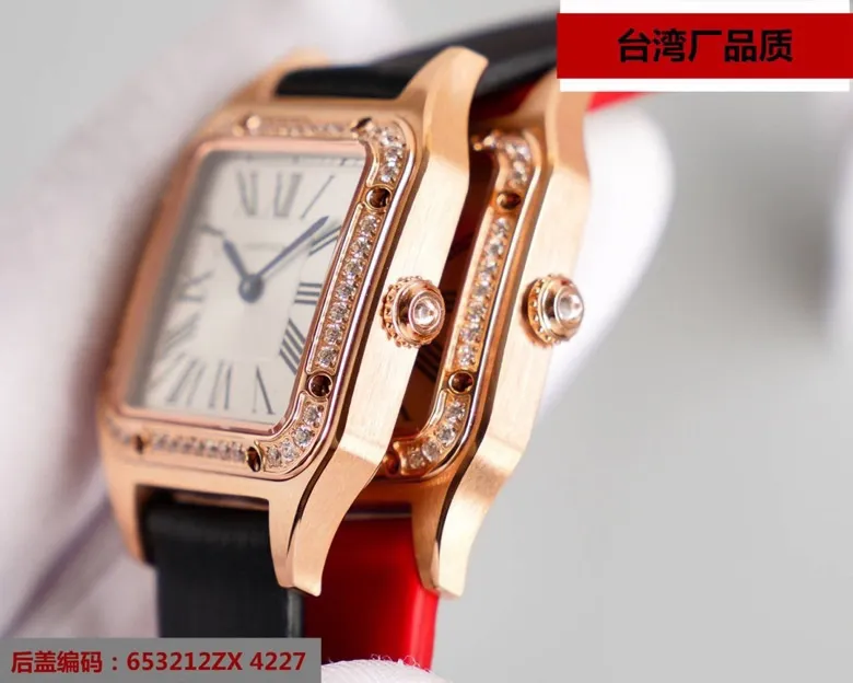 【Customized all-in-one machine】💰1720! Cartier Dumont series belt watch is a true one-to-one replica. We use a more film-resistant fine steel version. Material: top-grade 904 steel. The size and details are synchronized with the counter. Literally: porcelain molding on the steel bottom, clear and clean. Pointer: Blue needle on the grill rod, which will never change color. Mirror surface: Micro-arched sapphire glass, concave and convex, crystal clear, cut-resistant and wear-resistant. Imported cowhide strap! Medium size 31, small size 27,