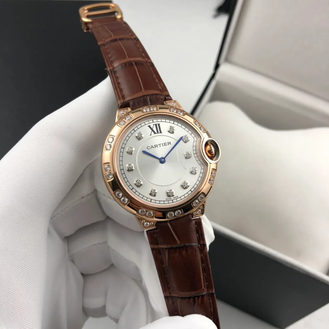 【Foreign trade import】💰840! Cartier - [CARTIER Blue Balloon Series Goddess Watch is very popular among goddesses. The 316L stainless steel case is inlaid with Czech high-shine diamonds. The clean Roman and diamond stud brushed metal dial shows a simple temperament. The imported quartz movement, the latest and most pink color is super white, and the appearance and temperament are amazing! Original folding clasp, size: 36mm