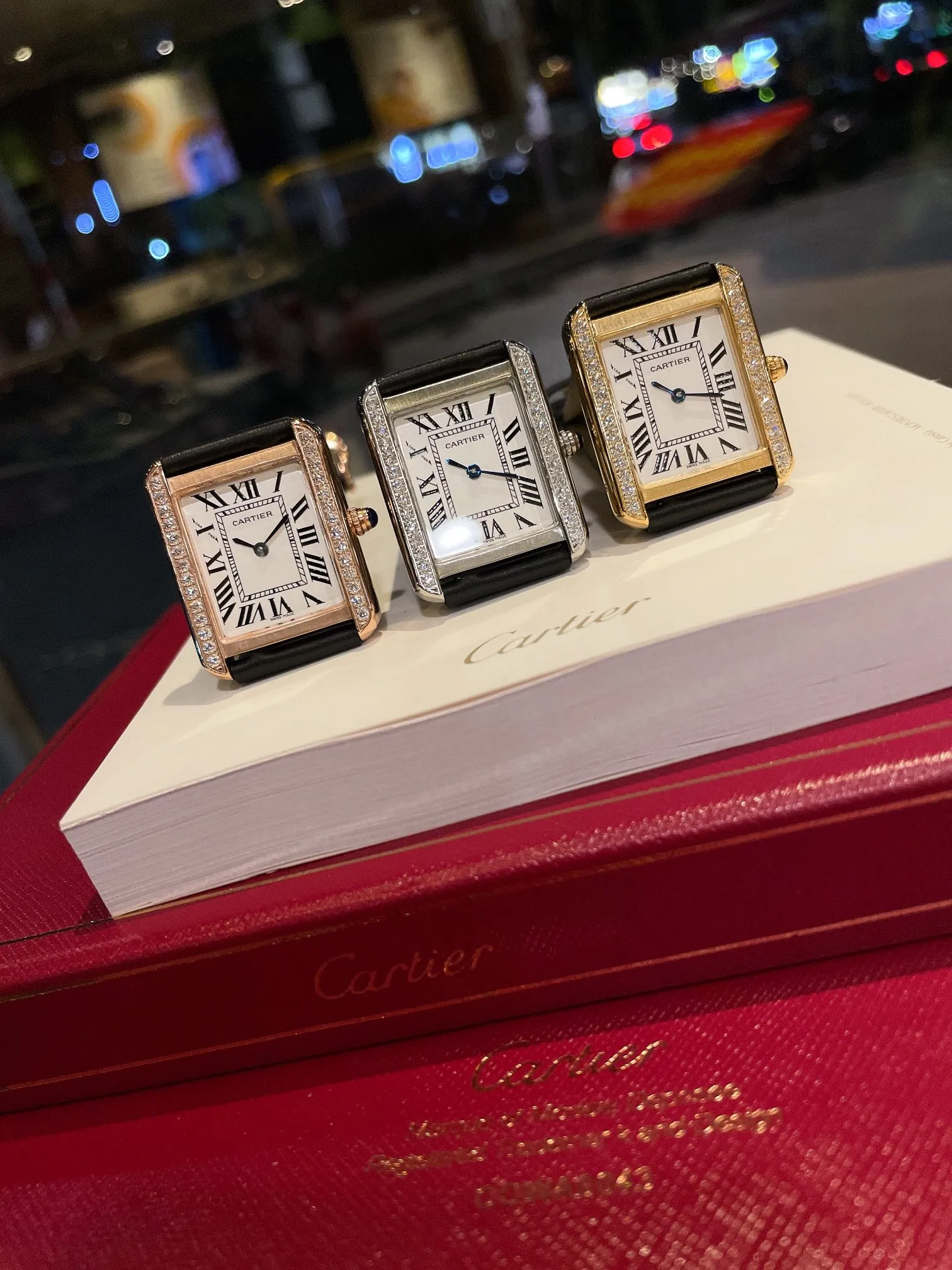 【High-end replica】💰1360! Cartier tank series retro watch TANK tank series! The lettering adopts three-dimensional protrusion, 316L stainless steel version, couple watch, imported Swiss movement, three codes in one. Medium size 27MMX34MM, small size 24MMX31MM. The details are polished, the color of the hands, the curvature of the handle, the original pebbled leather belt, the original stainless steel belt, with sticker code, color distribution: white shell, gold shell, rose gold shell, strap colors are complete! Imported Swiss movement, Sapphire TankSolo’s ingenuity is worth owning!