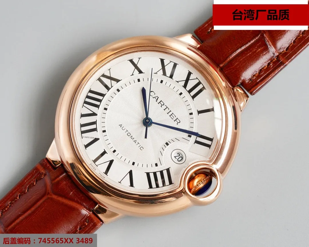 【Top replica】💰2400! Taiwan factory blue balloon V12 version, 42 size 8215 Japanese machine, (look for the bottom cover code 745565xx3489), this series of watches is famous for its delicate style and elegant style in the Cartier watchmaking industry. Of course, this watch must have such characteristics. The color of the stainless steel case makes the watch as light as a balloon, and the blue crown seems to have disobediently deviated from the original planned trajectory, like a playful couple. The Roman numerals on the dial look retro and deep, decorated with guilloche patterns and sword-shaped hands. The entire watch gives people a delicate and considerate feel. Isn’t this what couples need? Built-in: Japan's Citizen fully automatic machine, also with Swiss quartz, water drop (fish eye bubble) sapphire glass mirror, highly waterproof, burnt steel blue pointer color, curvature shape of the crown