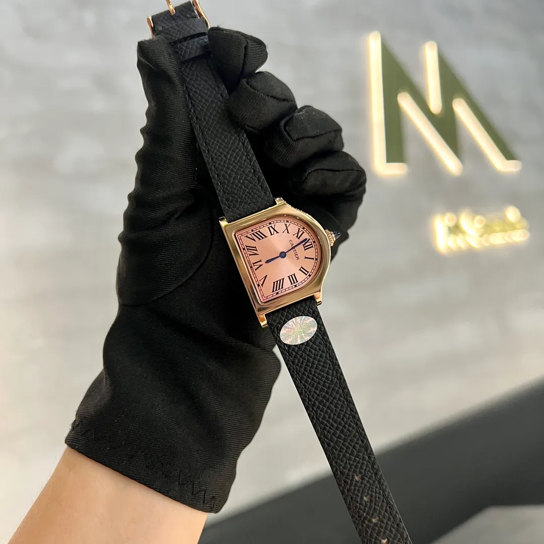 [High-end replica] 💰1120 each! Cartier clock series. The history of the Cartier Cloche watch can be traced back to 1920, and it is one of Cartier's least produced series of works. The watch gets its name from the peculiar shape of the case - it looks like a "desktop bell" when placed horizontally, and Cloche means "bell" in French. This special shape allows the case to stand on the table like a mini clock. Size large 30 mm small 24 mm