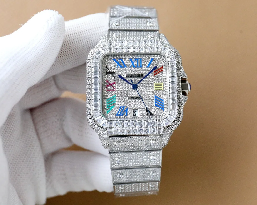 The new Cartier Santos Gypsophila is coming! The entire bezel is inlaid with ashlar, and all diamond colors on the text can be matched and interchanged at will. The most outstanding thing is the T-square inlaid bezel, which is extremely difficult and extremely complex. The machine uses the most advanced and top-notch inlay technology. The details of the workmanship of the big factory and the diamond inlay effect are of first-class quality. The actual product shall prevail. 📛Key Points 1️⃣ Key details of this watch. There are no screws in the steel band ring. It has been updated and replaced with diamonds instead of screws. The whole watch looks more upscale and noble. The overall craftsmanship makes the whole watch look very stunning. In order to achieve the screw-free steel band ring, the effect has gone through countless attempts to maintain the thickness of the original strap while ensuring a perfect inlay effect; 1. Made of 904 stainless steel, size 40mm, using stable 2836 movement, stable running time! 2. Swiss-made fired steel hands, equipped with blue glass anti-reflective white film/anti-glare/anti-handprint. 3. The entire watch is hand-set with 4555 diamonds, shining at 360 degrees without blind spots. It is the most set of gems so far. Luxury can no longer be completely summarized, it is more about nobility + dazzling. It is absolutely yyds to wear. The strap without screws, the diamond strap, and the sparkling strap are very snug and comfortable! Welcome to taste it🔥Top-quality products, the best products are constantly coming🔥