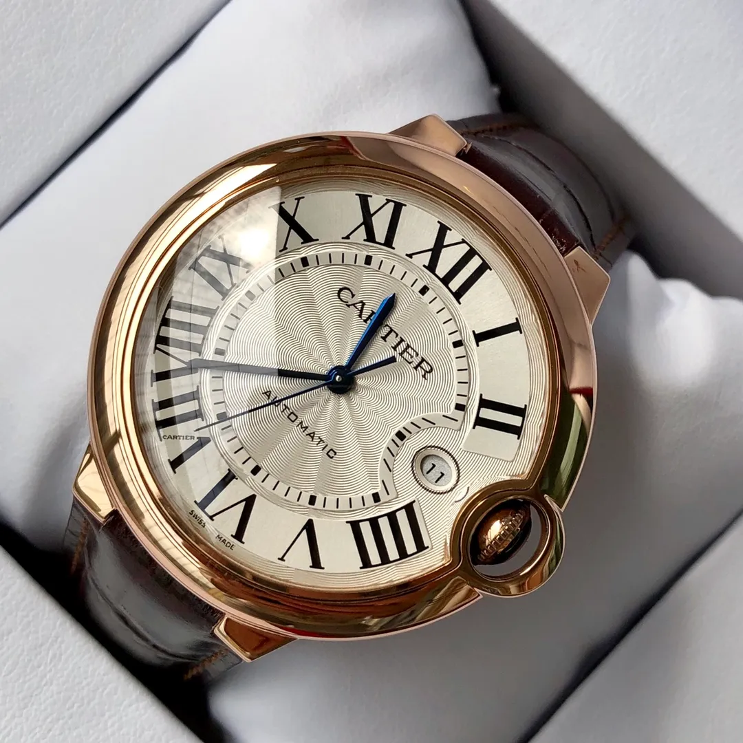 【Top replica】💰2800! CARTIER Cartier Blue Balloon, men's size ~ 42mm, the same shell and strap at the counter, and even every accessory can be interchanged with the genuine product, fully automatic mechanical movement, consistent with the counter, each piece has an independent identification number, double-shaped sapphire crystal fish-eye glass, high-definition sun pattern silver-plated panel, burnt steel blue needle quenched at 1600 degrees Celsius, drum-shaped head gems are fully penetrated by blue light, and are truly perfect in every detail!
