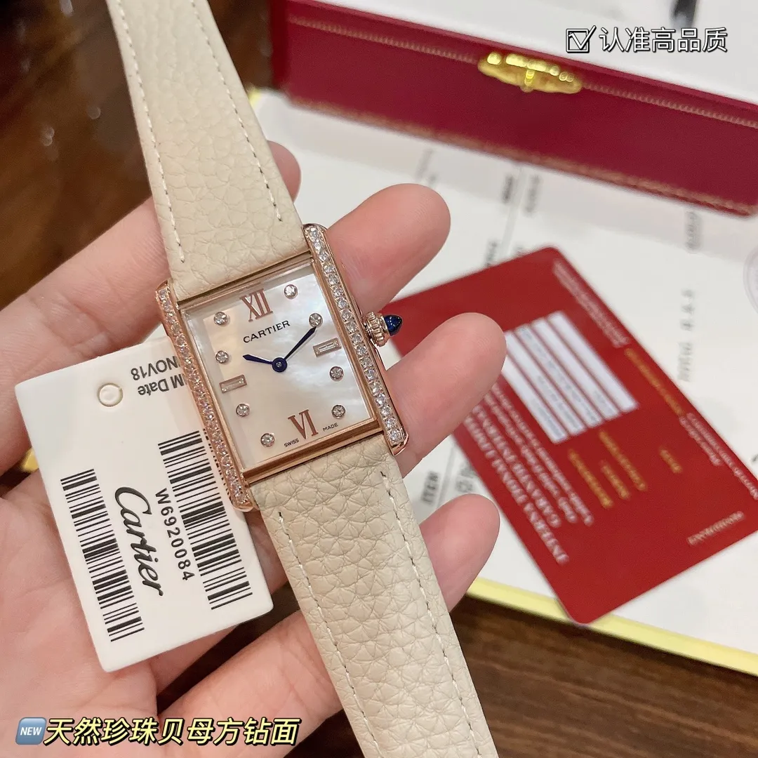 【High-end replica】💰1300! The new design of the Cartier Tank Solo square watch defeats the tradition and reaches a new height of beauty. 💋 Those who like square watches 🤗 can choose this Cartier tank. It is very cost-effective. Swiss quartz movement ✔Versatile size 25.5x33.7mm. The dial is made of high-grade mother-of-pearl. The dial is elegant and refined. Look for high quality!