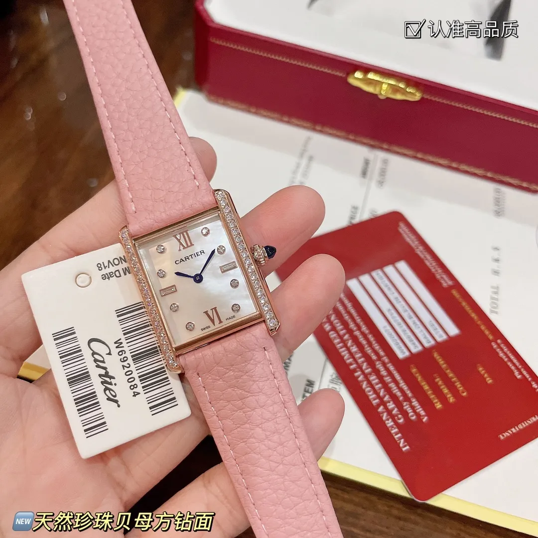 【High-end replica】💰1300! The new design of the Cartier Tank Solo square watch defeats the tradition and reaches a new height of beauty. 💋 Those who like square watches 🤗 can choose this Cartier tank. It is very cost-effective. Swiss quartz movement ✔Versatile size 25.5x33.7mm. The dial is made of high-grade mother-of-pearl. The dial is elegant and refined. Look for high quality!