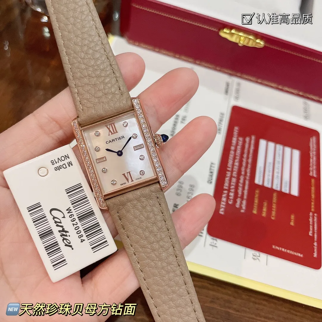 【High-end replica】💰1300! The new design of the Cartier Tank Solo square watch defeats the tradition and reaches a new height of beauty. 💋 Those who like square watches 🤗 can choose this Cartier tank. It is very cost-effective. Swiss quartz movement ✔Versatile size 25.5x33.7mm. The dial is made of high-grade mother-of-pearl. The dial is elegant and refined. Look for high quality!