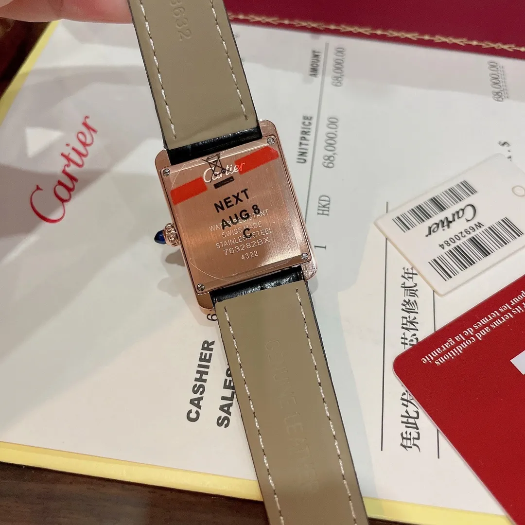 【High-end replica】💰1300! The new design of the Cartier Tank Solo square watch defeats the tradition and reaches a new height of beauty. 💋 Those who like square watches 🤗 can choose this Cartier tank. It is very cost-effective. Swiss quartz movement ✔Versatile size 25.5x33.7mm. The dial is made of high-grade mother-of-pearl. The dial is elegant and refined. Look for high quality!