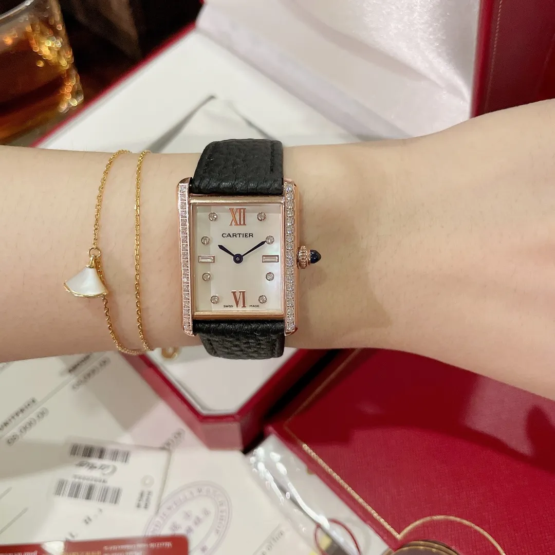 【High-end replica】💰1300! The new design of the Cartier Tank Solo square watch defeats the tradition and reaches a new height of beauty. 💋 Those who like square watches 🤗 can choose this Cartier tank. It is very cost-effective. Swiss quartz movement ✔Versatile size 25.5x33.7mm. The dial is made of high-grade mother-of-pearl. The dial is elegant and refined. Look for high quality!