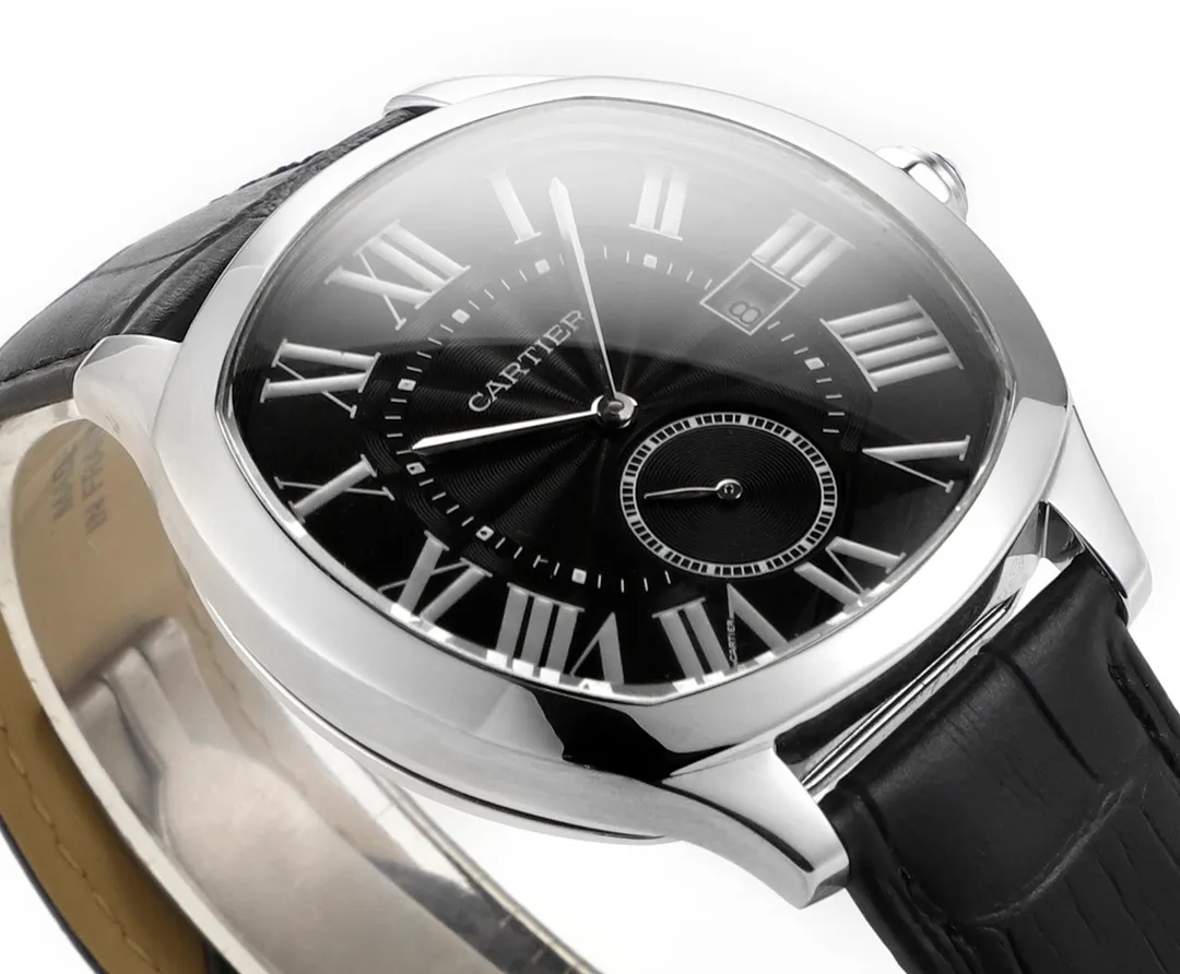 TW's new product is grandly launched [unparalleled, upright and elegant] TW's new product - Cartier Drive de Cartier series watches. The elegant and solemn pillow-shaped design combined with neat and generous line layout shows the masculine and unyielding charm of men. [Case] ​​Watch data 40mmX41mmX12mm (the thinnest on the market). The unique pillow-shaped case is top-notch in workmanship, and the clear and full arc lines are reproduced in place. TW strives for excellence to restore the experience closest to the original version for our watch friends. [Technical breakthrough] Seagull movement is used to modify the original Cal.1904-PS MC movement. The automatic rotor and large and small splints are all rhodium-plated. The position of the balance wheel is consistent with the original product, and the simulation is close to that of the counter. [Wonderful details] 1. The original mold is purchased exclusively in the market 2. The quenched blue steel hands are full and three-dimensional 3. The classic button lock pattern on the dial is delicate and coordinated 4. The 12 Roman logos are superimposed and printed, resulting in a round and neat effect. Calm and restrained, with superb craftsmanship, produced by TW, it adds a unique touch to your wrist.