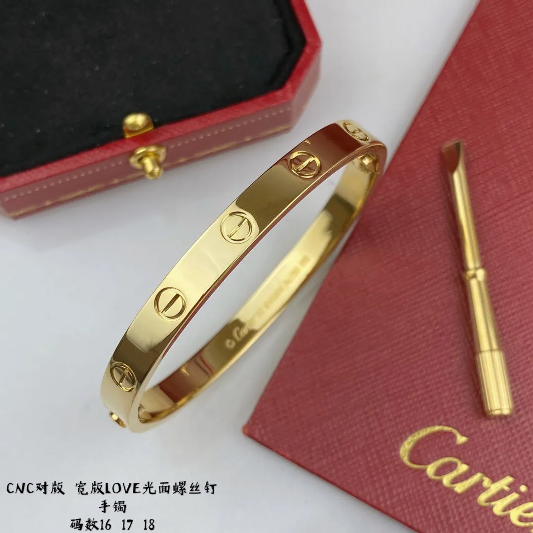 【High-end replica】💰320! Cartier wide glossy LOVE bracelet 👍 High-grade precision production Nail polishing Screwdriver opening design ⚠ 90-degree screw tightening The hand is generous and elegant 🌹 Classic among classics No diamonds are very good to match Whether worn alone or stacked, the meaning of the LOVE bracelet is to lock in a lifetime of love, and every scratch has her story