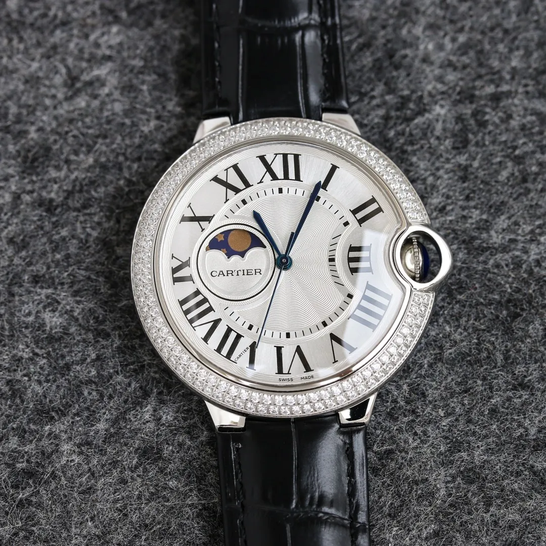 42 size 3-pin [Taiwan factory blue balloon star series 42, 37 real star functions, with 8217 Japanese movement, Swiss quartz 42, 37, 33, stars are fake functions] 🌹 Cartier blue balloon series, this series of watches is famous for its delicate style and elegant style in the Cartier watchmaking industry. Of course, this watch must have such characteristics. The color of the stainless steel case makes the watch as light as a balloon, and the blue crown seems to have disobediently deviated from the original planned trajectory, like a playful couple. The Roman numerals on the dial look retro and deep, decorated with guilloche patterns and sword-shaped hands. The entire watch gives people a delicate and considerate feel. Isn’t this what couples need? Built-in: Japanese Citizen fully automatic machine, water drop (fish eye bubble) sapphire glass mirror, highly waterproof, burnt steel blue pointer color, head curvature🎈