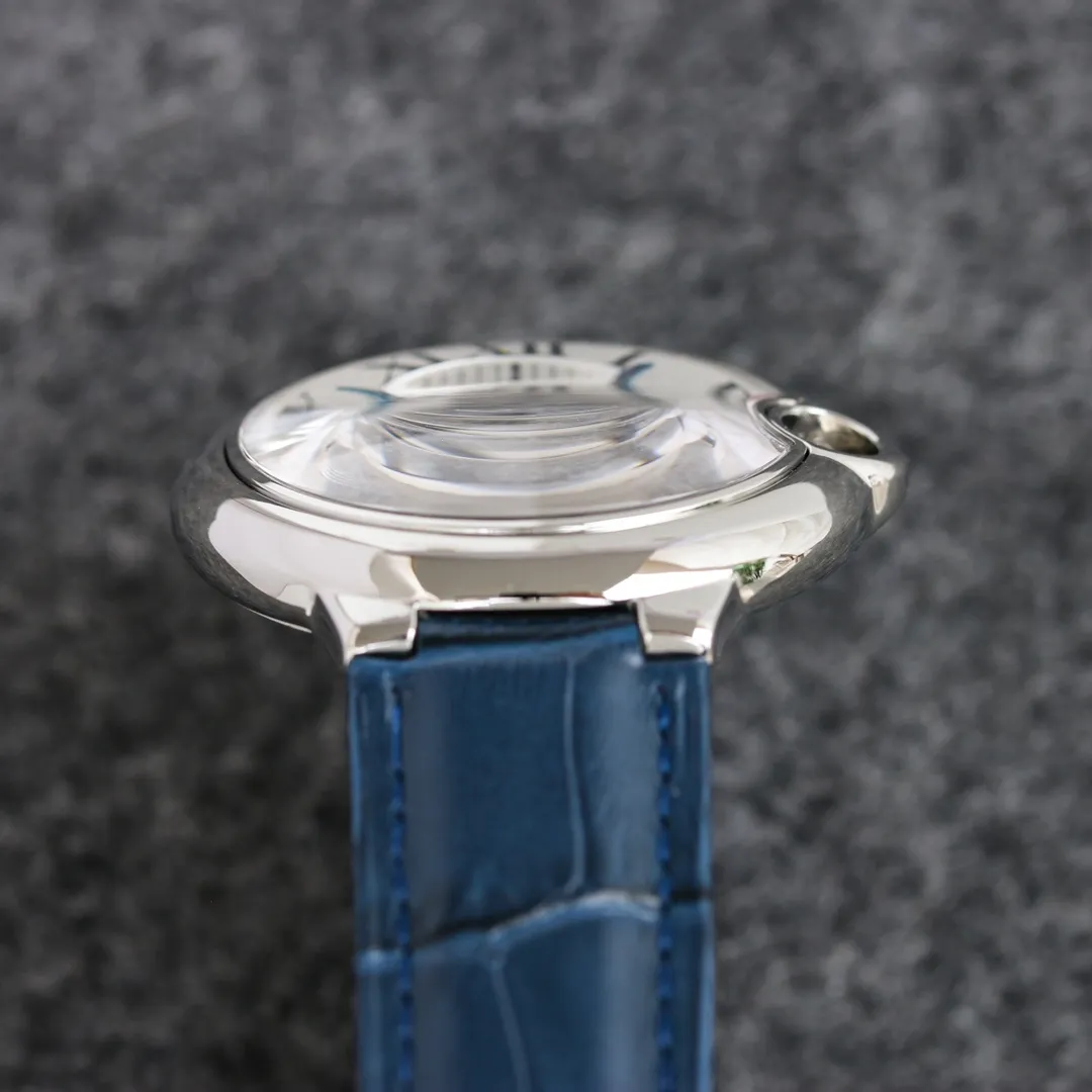 42 size 3-pin [Taiwan factory blue balloon star series 42, 37 real star functions, with 8217 Japanese movement, Swiss quartz 42, 37, 33, stars are fake functions] 🌹 Cartier blue balloon series, this series of watches is famous for its delicate style and elegant style in the Cartier watchmaking industry. Of course, this watch must have such characteristics. The color of the stainless steel case makes the watch as light as a balloon, and the blue crown seems to have disobediently deviated from the original planned trajectory, like a playful couple. The Roman numerals on the dial look retro and deep, decorated with guilloche patterns and sword-shaped hands. The entire watch gives people a delicate and considerate feel. Isn’t this what couples need? Built-in: Japanese Citizen fully automatic machine, water drop (fish eye bubble) sapphire glass mirror, highly waterproof, burnt steel blue pointer color, head curvature🎈