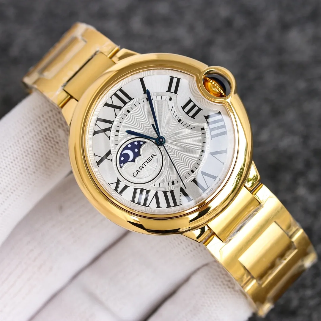 42 size 3-pin [Taiwan factory blue balloon star series 42, 37 real star functions, with 8217 Japanese movement, Swiss quartz 42, 37, 33, stars are fake functions] 🌹 Cartier blue balloon series, this series of watches is famous for its delicate style and elegant style in the Cartier watchmaking industry. Of course, this watch must have such characteristics. The color of the stainless steel case makes the watch as light as a balloon, and the blue crown seems to have disobediently deviated from the original planned trajectory, like a playful couple. The Roman numerals on the dial look retro and deep, decorated with guilloche patterns and sword-shaped hands. The entire watch gives people a delicate and considerate feel. Isn’t this what couples need? Built-in: Japanese Citizen fully automatic machine, water drop (fish eye bubble) sapphire glass mirror, highly waterproof, burnt steel blue pointer color, head curvature🎈
