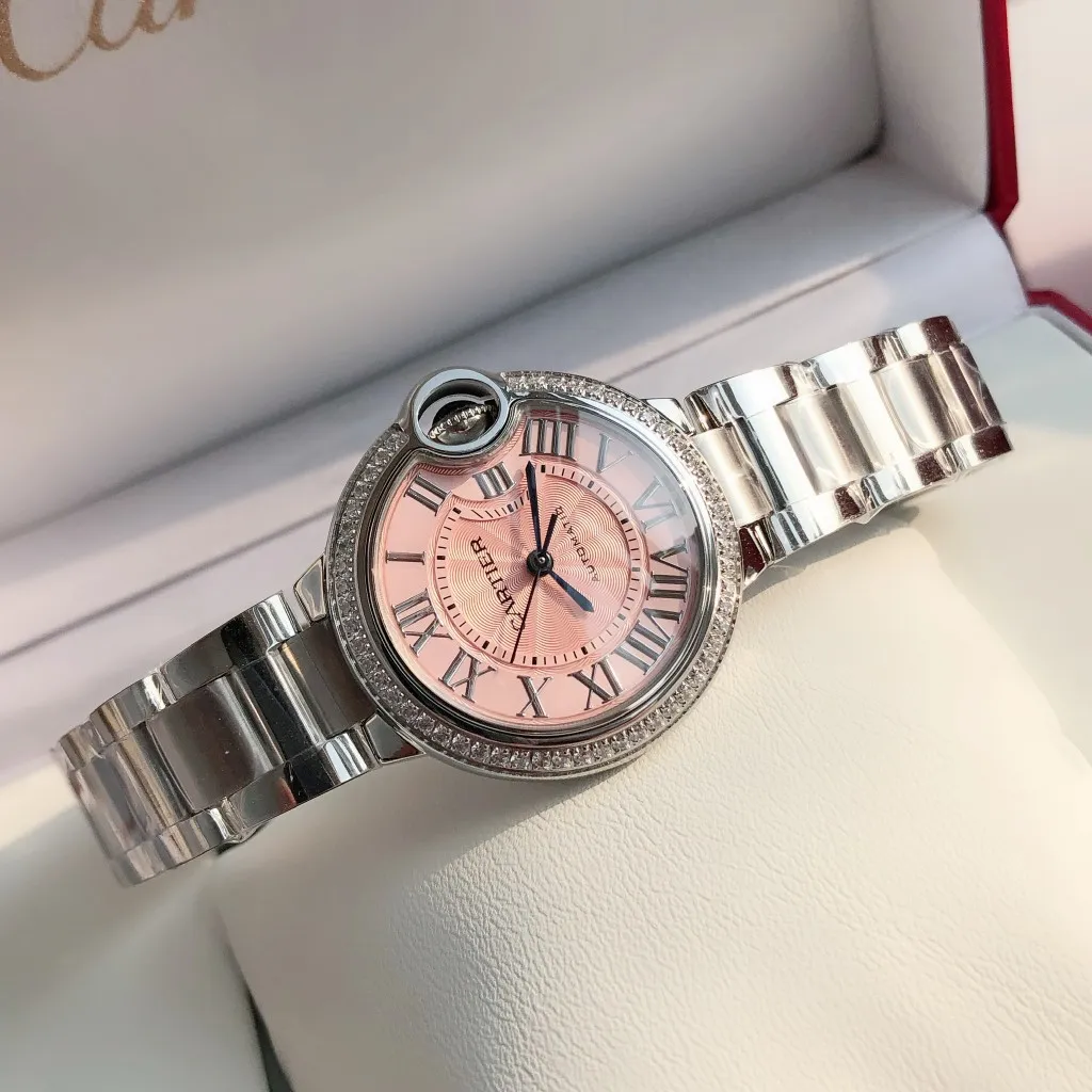 【Customized all-in-one machine】💰2560! 【Top replica】💰3500! Cartier 33mm blue balloon arrives! The exclusive quality of the classic blue balloon, a must-have model for goddesses. Highlight 1: The case is slender, the body has beautiful curvature, the lines are clear and full, the crown is in the middle, and the thickness of the body is only 10.8mm [strong] Highlight 2: The color of the crown appears sapphire blue under natural light and ruby red under the luminous pen. This technology is first used in the Citizen movement version [strong] Highlight 3: Same core as the big manufacturer, equipped with high-end women's mechanical movement Seiko NH05. This movement is widely used in women's models from big manufacturers, with excellent performance [strong] Highlight 4: Sapphire mirror, five-layer fisheye sapphire glass mirror, gracefully positioned crescent edge on the head, the slope and curvature are consistent with the original [strong] Highlight 5: Steel-band oscillating screws, using synchronous technology from big manufacturers, order original synchronous oscillating screws at a high price [strong] Based on the above-mentioned details, the overall shell shape and appearance lines are exquisite, with a high degree of integration and a number of high-end craftsmanship integrated into one, making it attractive for those who prefer low-cost products [Seduce]
