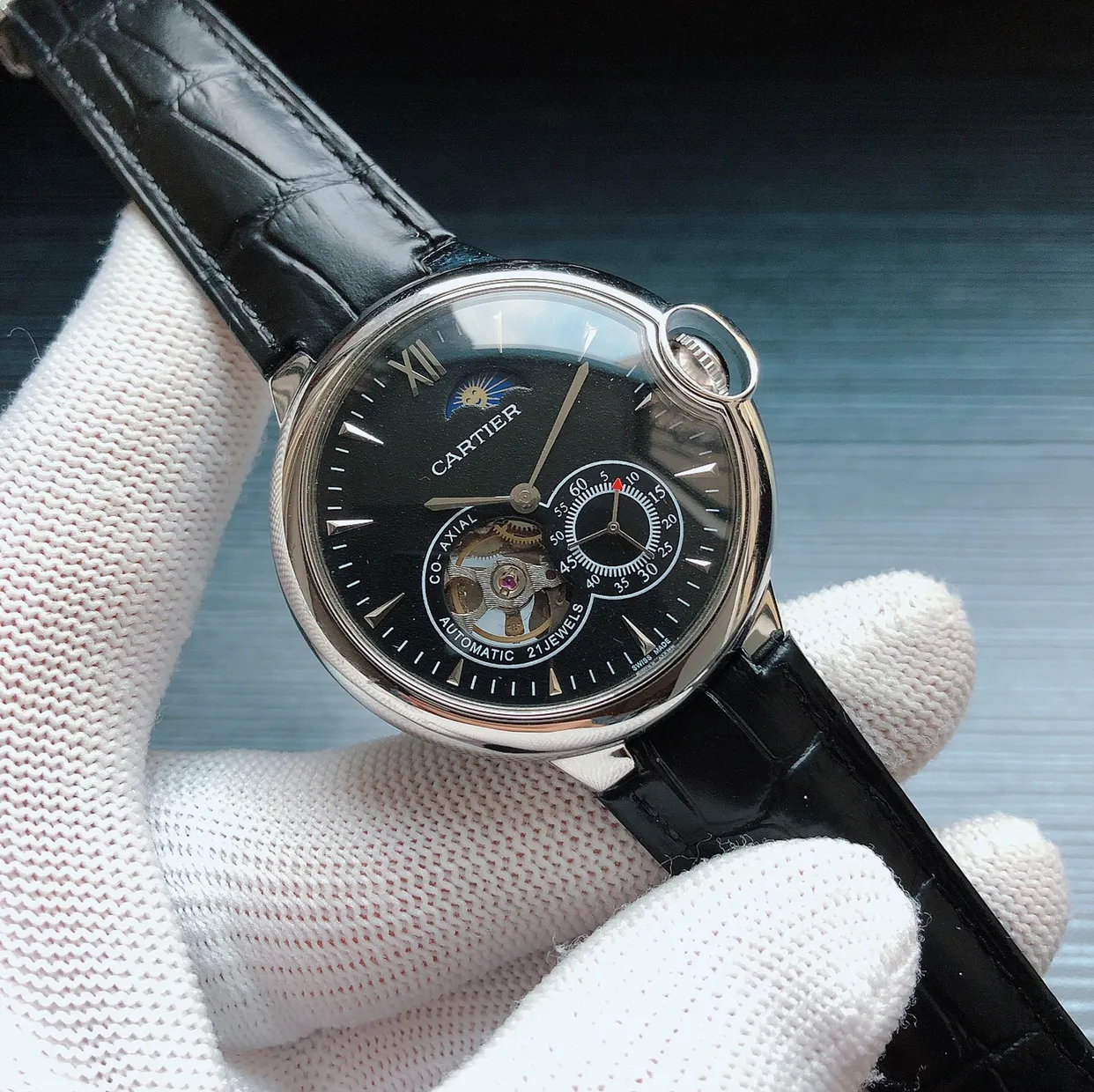 [Foreign trade import] 💰1280 Cartier - Cartier 🎮A26 type men's watch Fully automatic mechanical movement [Material] 316L stainless steel case [Mirror] Mineral strengthened glass mirror [Leather] 🎮Genuine leather strap/steel strap (optional) [Size] Diameter 43mm Thickness 12mm [Features] New hollow moon phase mechanical men's watch, new design, personalized choice! 🎮Exquisitely recommended men’s mechanical watches, carefully created for you with ultra-realistic photo shoots