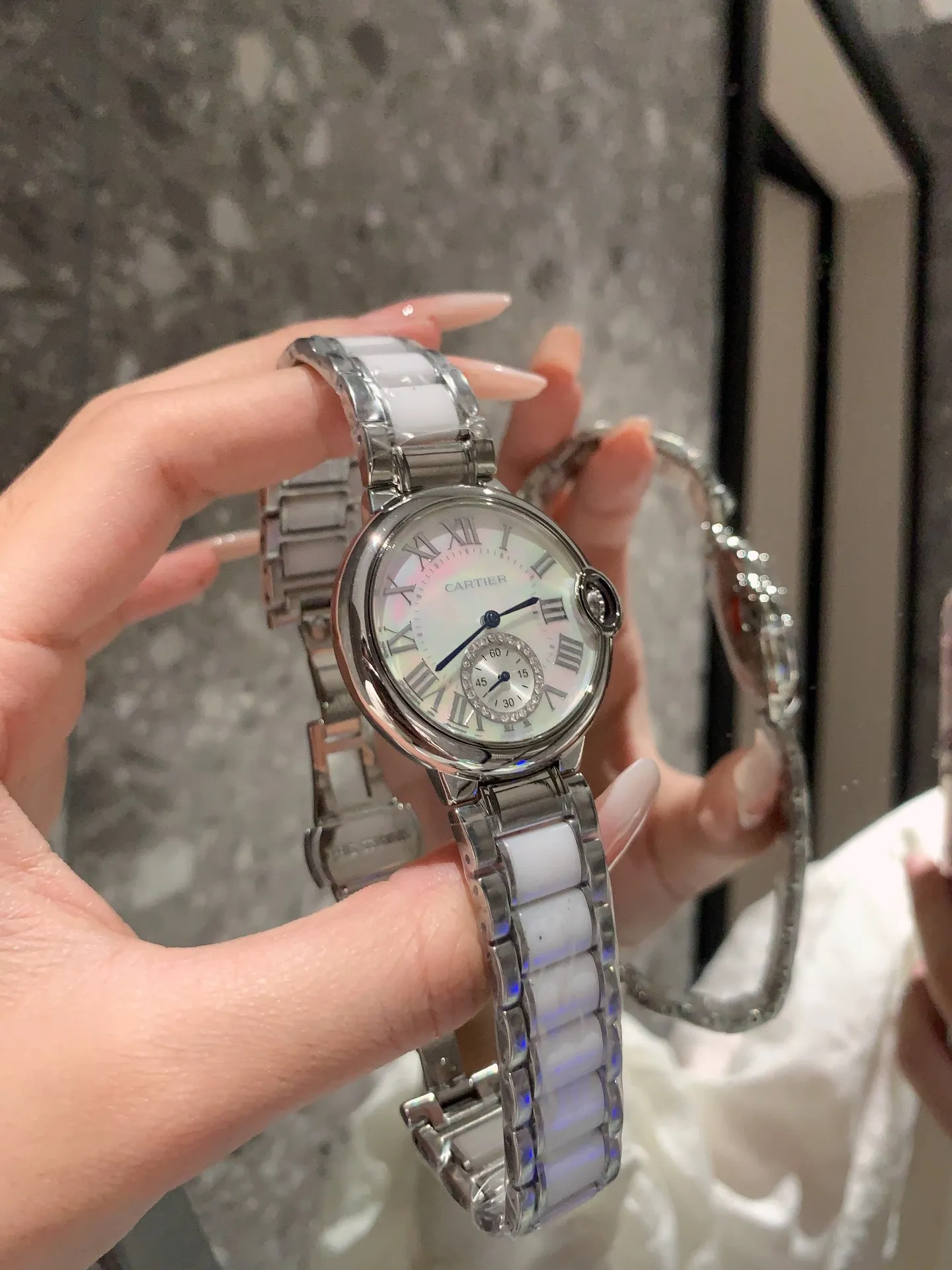 【High-end replica】💰1640! The new fashionable quartz women's model [Cartier] is carefully designed ❤️ versatile and durable to look at 💞 comfortable to wear 💗 popular basket balloon, the aperture has a glossy feel, and the diamond ring has a jewelry feel. It adopts imported quartz movement and is matched with the most fashionable steel band between ceramics. It is gorgeous and unique but not complicated. The whole watch is elegant and harmonious. The dial is retro and has an aristocratic temperament. ❣️Size 36mm*9mm