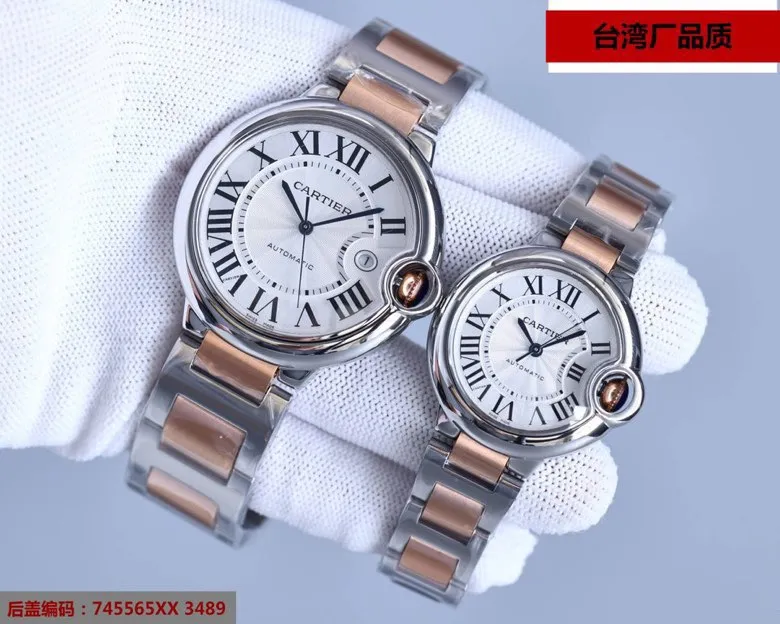 [Top replica] 💰2400 yuan each! The Cartier Blue Balloon V12 version produced in Taiwan is equipped with imported Swiss 2836 movement. This series of watches is famous for its delicate style and elegant style in the Cartier watchmaking industry. Of course, this watch must have such characteristics. The color of the stainless steel case makes the watch as light as a balloon, and the blue crown seems to have disobediently deviated from the original planned trajectory, like a playful couple. The Roman numerals on the dial look retro and deep, decorated with guilloche patterns and sword-shaped hands. The entire watch gives people a delicate and considerate feel. Isn’t this what couples need? Built-in: Imported Swiss 2836 movement, also with Swiss quartz, water drop (fish eye bubble) sapphire glass mirror, depth waterproof to 200 meters, burnt steel blue pointer color, curvature shape of the crown