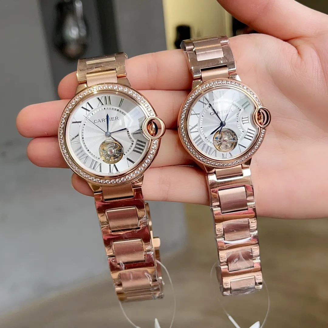 [Customized all-in-one machine] 💰1920 each! The latest tourbillon for couples on the Internet: size 42mm36mm Cartier-Cartier Blue Balloon Flywheel Series 🎈 fisheye sapphire mirror) best-selling white Roman nail dial reveals fashionable beauty. The operation of the movement flywheel is clear at a glance, showing nobility and luxury. Water droplets: fish-eye bubble double sapphire mirror) (made of 316 fine steel) (steel blue sword-shaped pointer) 316 steel belt with original buckle type, Italian imported cowhide strap that perfectly blends classic and innovation, please look for exclusive quality (bottom cover coded warranty card tag with three codes in one, individually packaged)