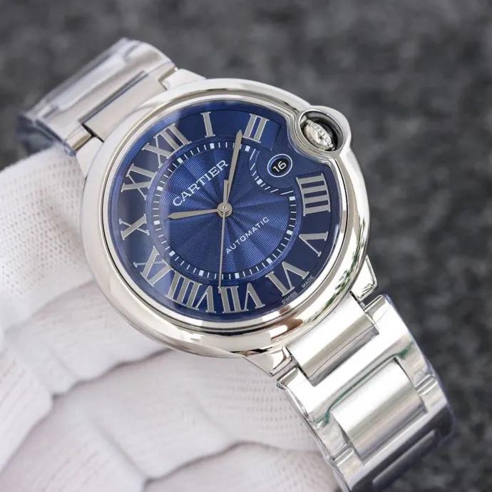The 42 size upgraded version of the Taiwan factory is equipped with 2824 Ruijie, 1, dark yellow lettering, 2 baked blue hands, 3 original sand buckle, 4 centered handle, 5, obvious crescent. This series of watches is famous for its delicate style and elegant style in the Cartier watchmaking industry. Of course, this watch must have such characteristics. The color of the stainless steel case makes the watch as light as a balloon, and the blue crown seems to have disobediently deviated from the original planned trajectory, like a playful couple. The Roman numeral hour markers look retro and deep on the dial, decorated with guilloche patterns and sword-shaped hands. The entire watch gives people a delicate and considerate feel. Isn’t that what couples need? Waterdrop (fish eye bubble) sapphire glass mirror. Highly waterproof. Curved handle shape.