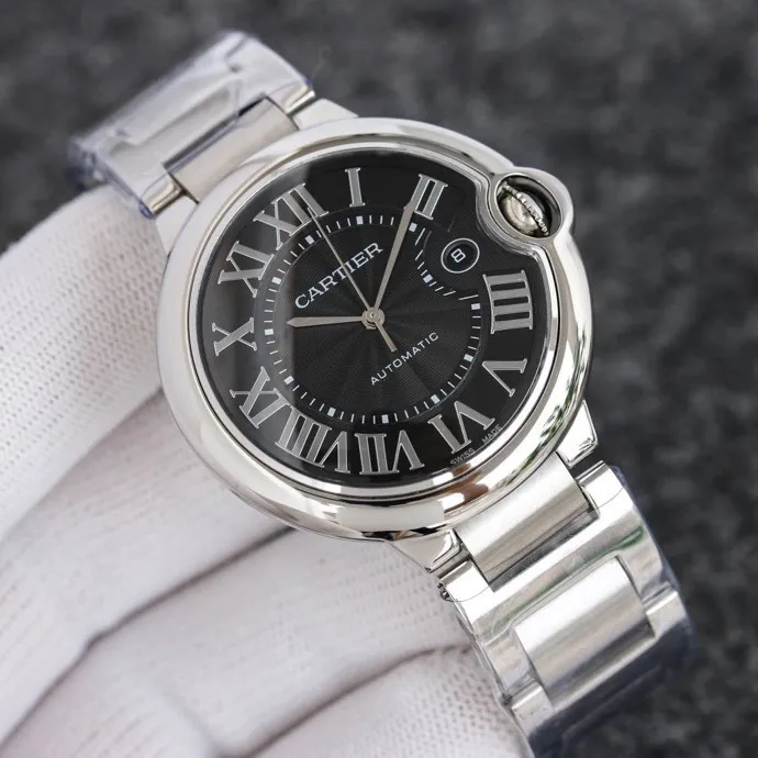 The 42 size upgraded version of the Taiwan factory is equipped with 2824 Ruijie, 1, dark yellow lettering, 2 baked blue hands, 3 original sand buckle, 4 centered handle, 5, obvious crescent. This series of watches is famous for its delicate style and elegant style in the Cartier watchmaking industry. Of course, this watch must have such characteristics. The color of the stainless steel case makes the watch as light as a balloon, and the blue crown seems to have disobediently deviated from the original planned trajectory, like a playful couple. The Roman numeral hour markers look retro and deep on the dial, decorated with guilloche patterns and sword-shaped hands. The entire watch gives people a delicate and considerate feel. Isn’t that what couples need? Waterdrop (fish eye bubble) sapphire glass mirror. Highly waterproof. Curved handle shape.
