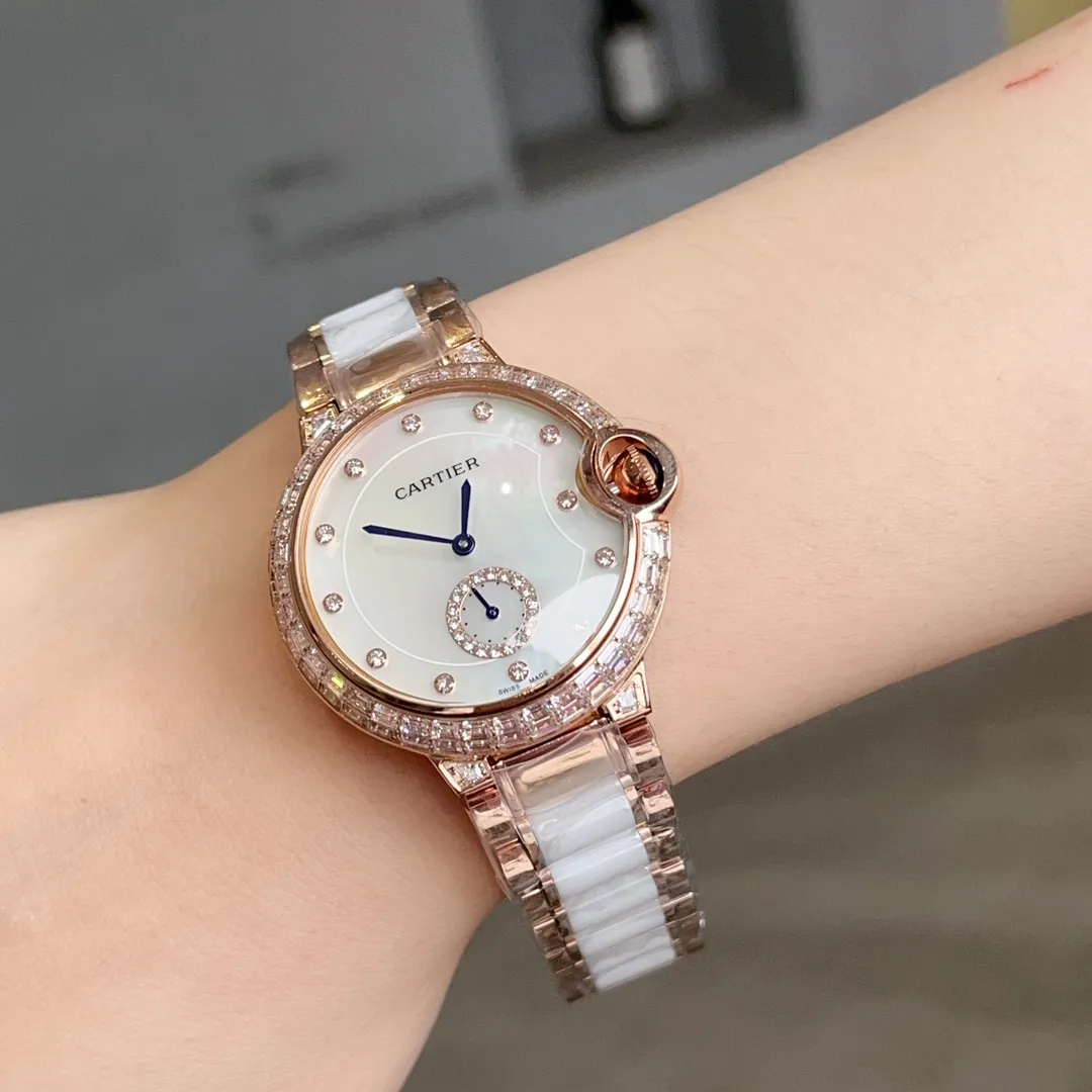【Purchasing quality】💰1440! Cartier's new Ballon Blanc De Cariter women's watch series of square diamonds. Square diamonds are one of the many cutting shapes of diamonds and are special-shaped diamonds. The English name for square diamonds is princess. In English, princess means princess, so square diamonds are also called princess square diamonds.       It is said that the King of Belgium specially created a unique and mysterious square diamond for his beloved daughter when she got married. This is the princess-cut diamond that is popular in Europe. Princess-cut diamonds are the most popular among fancy-shaped diamonds. The four sharp edges on the surface symbolize love, love, cherishment, and love respectively. The twinkling light symbolizes the flame of happiness. The watch set with princess diamonds is full of love. The size is 36mm~
