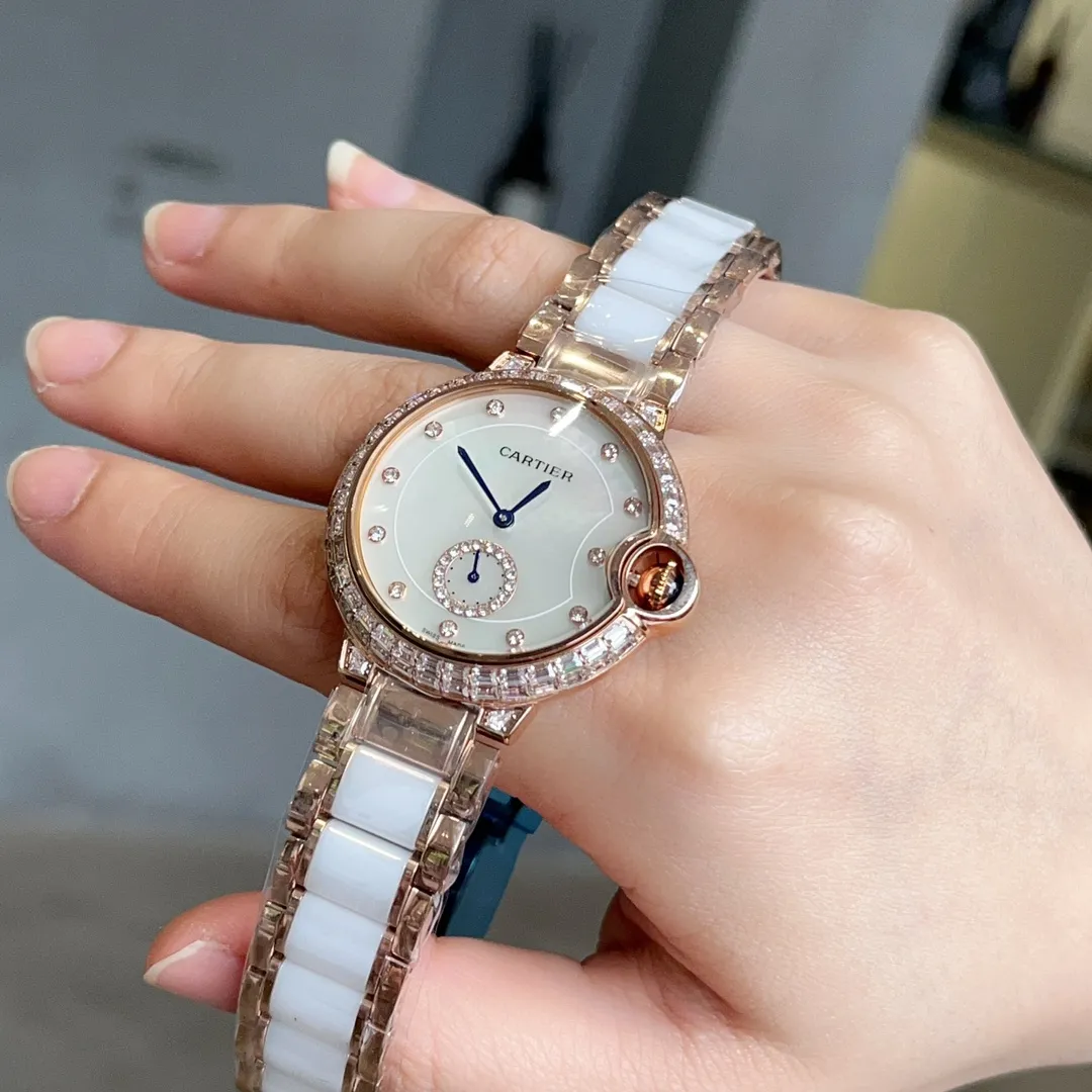 【Purchasing quality】💰1440! Cartier's new Ballon Blanc De Cariter women's watch series of square diamonds. Square diamonds are one of the many cutting shapes of diamonds and are special-shaped diamonds. The English name for square diamonds is princess. In English, princess means princess, so square diamonds are also called princess square diamonds.       It is said that the King of Belgium specially created a unique and mysterious square diamond for his beloved daughter when she got married. This is the princess-cut diamond that is popular in Europe. Princess-cut diamonds are the most popular among fancy-shaped diamonds. The four sharp edges on the surface symbolize love, love, cherishment, and love respectively. The twinkling light symbolizes the flame of happiness. The watch set with princess diamonds is full of love. The size is 36mm~