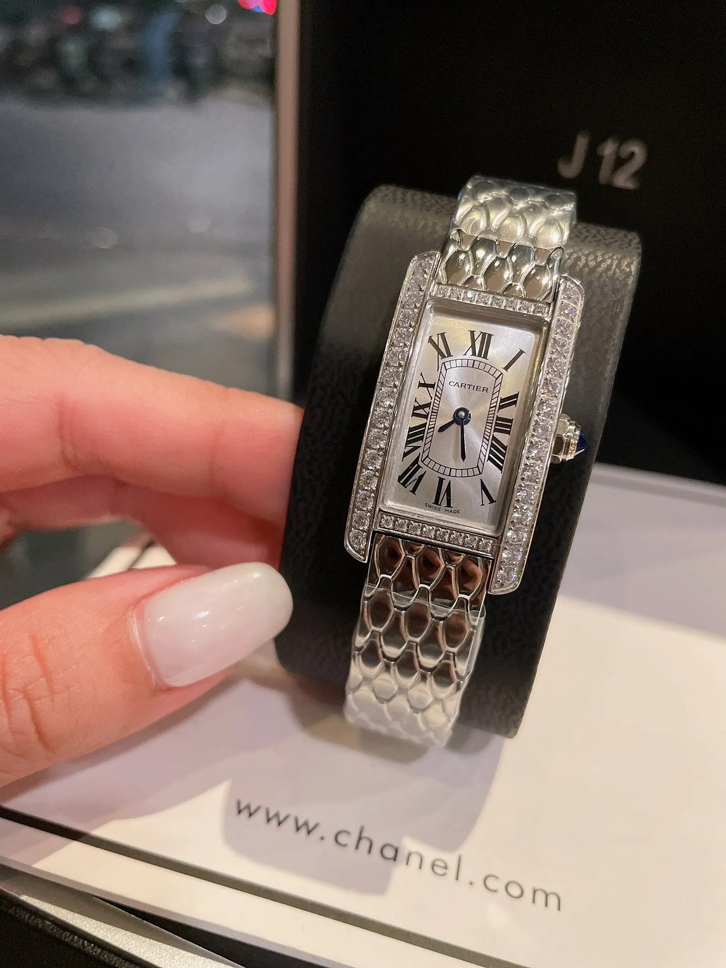 【High-end replica】💰1240! Cartier Tank Américaine watch, small model, uses sapphire crystal mirror and Swiss quartz movement. Original open mold, stainless steel case, octagonal crown, set with a synthetic blue spinel, silver-plated dial, sword-shaped blue steel hands, with original smooth folding clasp, made of imported multi-color calfskin. The Tank Américaine is a large and elegant watch that is favored by connoisseurs. Case dimensions: 34.80 x 19.00 mm.