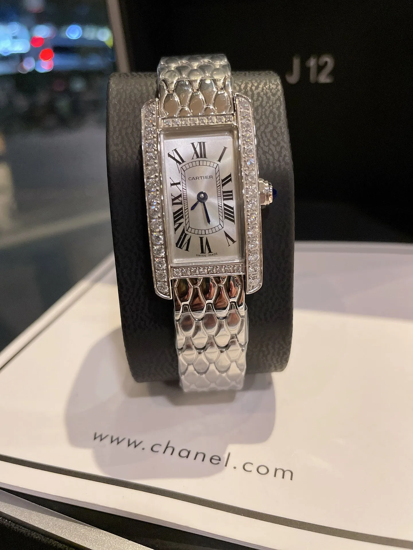 【High-end replica】💰1240! Cartier Tank Américaine watch, small model, uses sapphire crystal mirror and Swiss quartz movement. Original open mold, stainless steel case, octagonal crown, set with a synthetic blue spinel, silver-plated dial, sword-shaped blue steel hands, with original smooth folding clasp, made of imported multi-color calfskin. The Tank Américaine is a large and elegant watch that is favored by connoisseurs. Case dimensions: 34.80 x 19.00 mm.