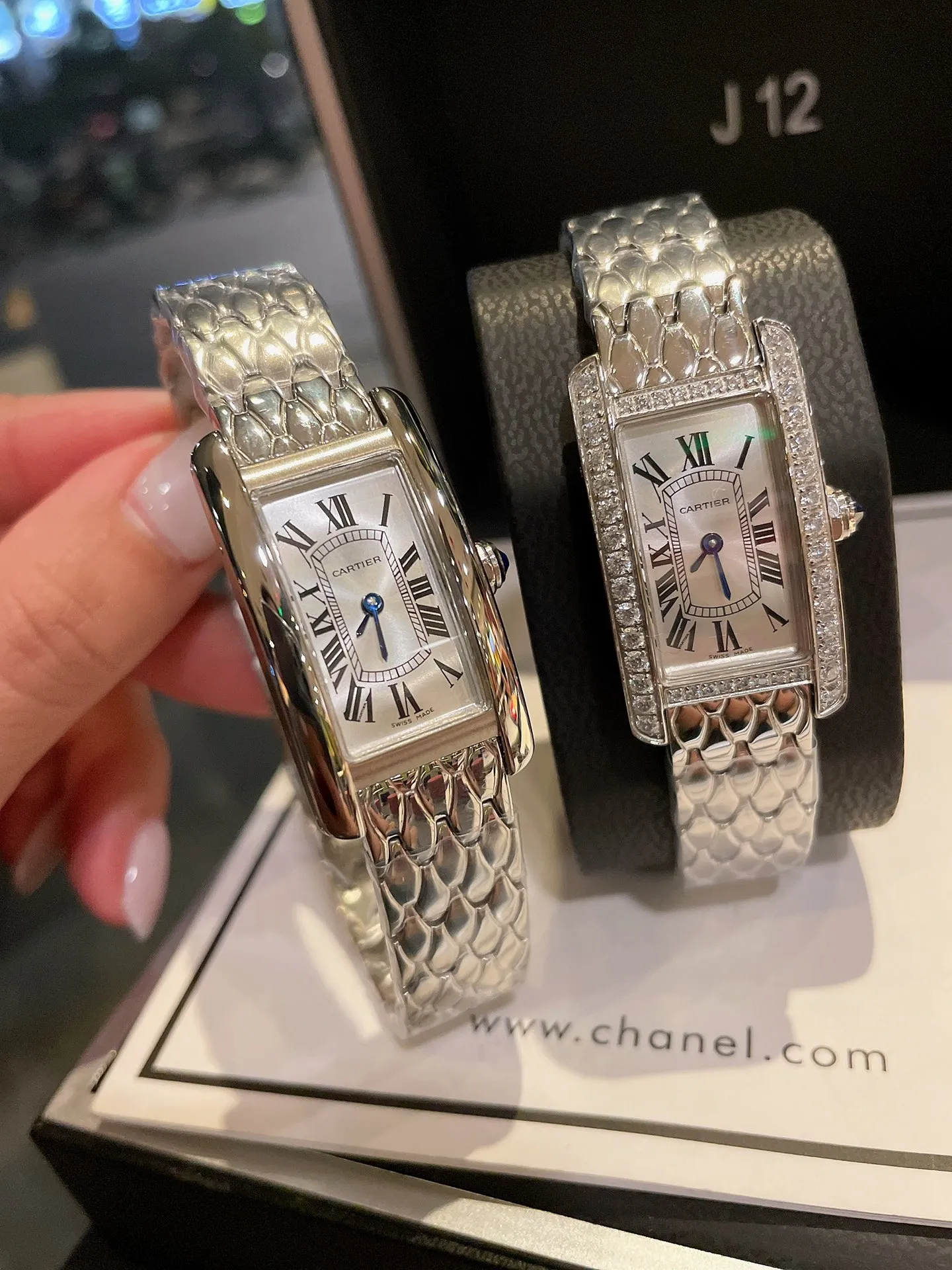 【High-end replica】💰1240! Cartier Tank Américaine watch, small model, uses sapphire crystal mirror and Swiss quartz movement. Original open mold, stainless steel case, octagonal crown, set with a synthetic blue spinel, silver-plated dial, sword-shaped blue steel hands, with original smooth folding clasp, made of imported multi-color calfskin. The Tank Américaine is a large and elegant watch that is favored by connoisseurs. Case dimensions: 34.80 x 19.00 mm.