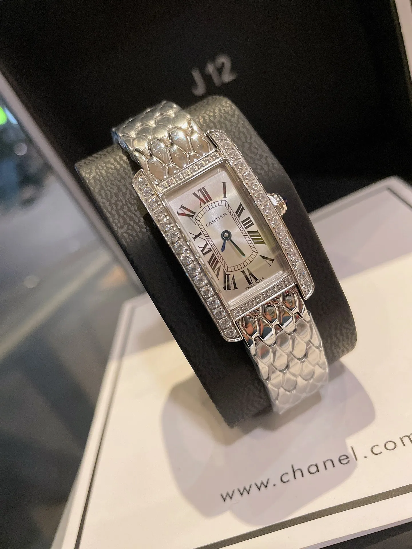 【High-end replica】💰1240! Cartier Tank Américaine watch, small model, uses sapphire crystal mirror and Swiss quartz movement. Original open mold, stainless steel case, octagonal crown, set with a synthetic blue spinel, silver-plated dial, sword-shaped blue steel hands, with original smooth folding clasp, made of imported multi-color calfskin. The Tank Américaine is a large and elegant watch that is favored by connoisseurs. Case dimensions: 34.80 x 19.00 mm.