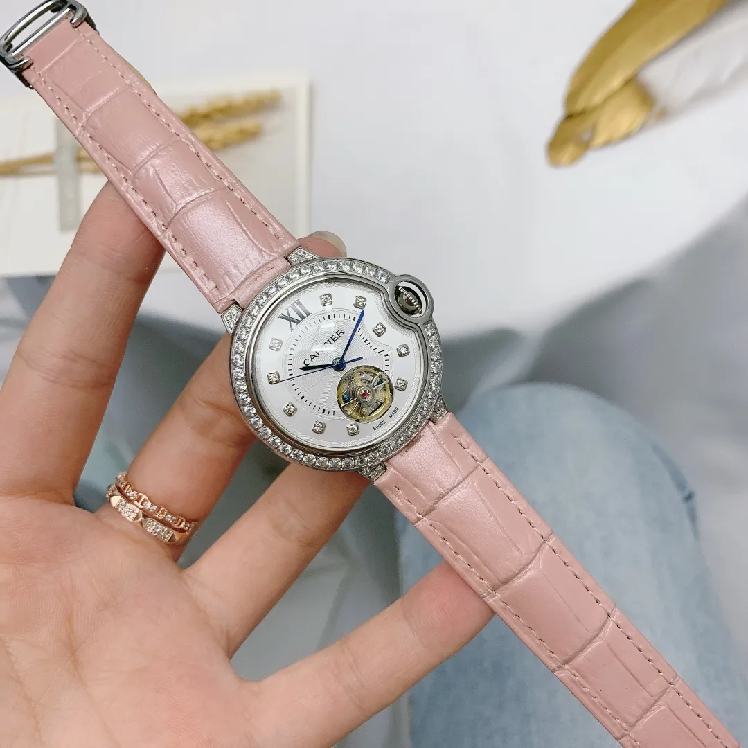【Foreign Trade Import】💰1720! If you want to buy a gift from Cartier for your girlfriend, buy the Blue Balloon: (The women’s watch 36mm is so good-looking) “🎈🎈—The Blue Balloon’s exclusive custom-made close-bottom mechanical watch—another benefit for women—36mm is more suitable for the wrist! The latest stone surface! New style! ❤️Cartier’s Cartier Blue Balloon Tourbillon series mechanical women’s watch is now on the market Blue hands, fully automatic mechanical watch, imported double-sided first-layer waterproof cowhide, original steel buckle & 316L stainless steel strap, top-grade 316 stainless steel case, super coated wear-resistant mirror, diameter 36*10 Welcome to reprint!