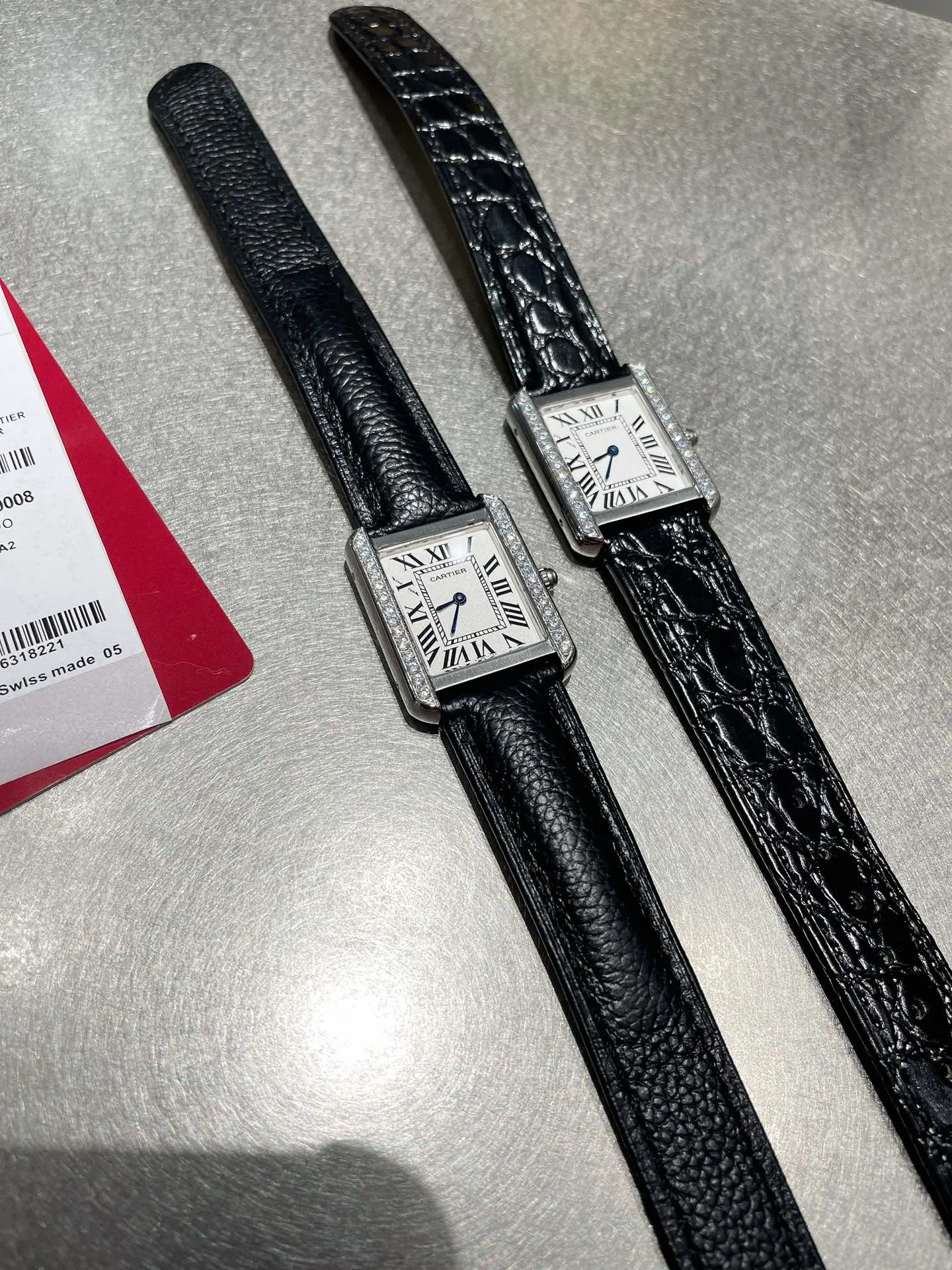 【High-end replica】💰1360! Cartier tank series retro watch TANK tank series! The lettering adopts three-dimensional protrusion, 316L stainless steel version, couple watch, imported Swiss movement, three codes in one. Medium size 27MMX34MM, small size 24MMX31MM. The details are polished, the color of the hands, the curvature of the handle, the original pebbled leather belt, the original stainless steel belt, with sticker code, color distribution: white shell, gold shell, rose gold shell, strap colors are complete! Imported Swiss movement, Sapphire TankSolo’s ingenuity is worth owning!