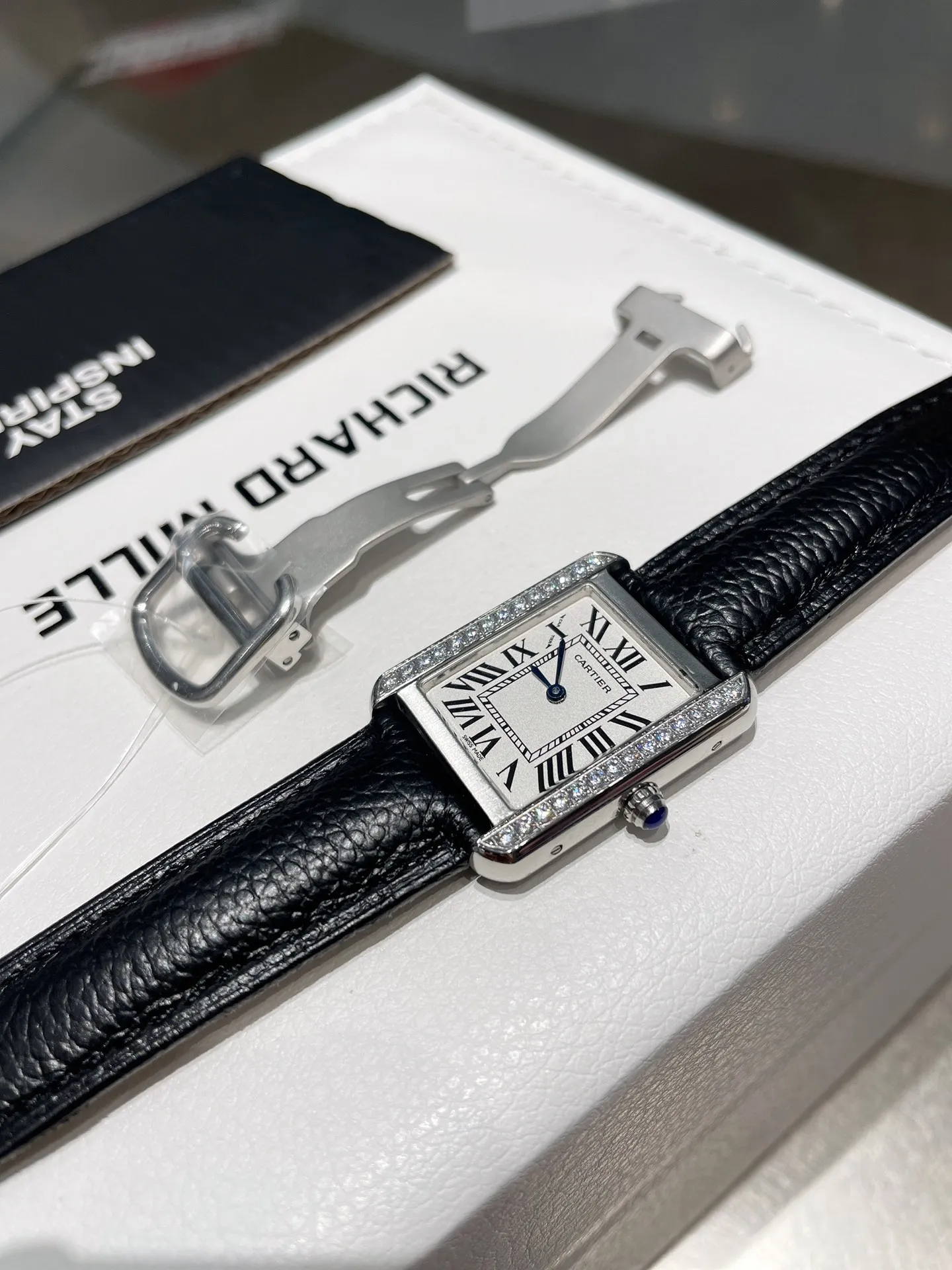 【High-end replica】💰1360! Cartier tank series retro watch TANK tank series! The lettering adopts three-dimensional protrusion, 316L stainless steel version, couple watch, imported Swiss movement, three codes in one. Medium size 27MMX34MM, small size 24MMX31MM. The details are polished, the color of the hands, the curvature of the handle, the original pebbled leather belt, the original stainless steel belt, with sticker code, color distribution: white shell, gold shell, rose gold shell, strap colors are complete! Imported Swiss movement, Sapphire TankSolo’s ingenuity is worth owning!