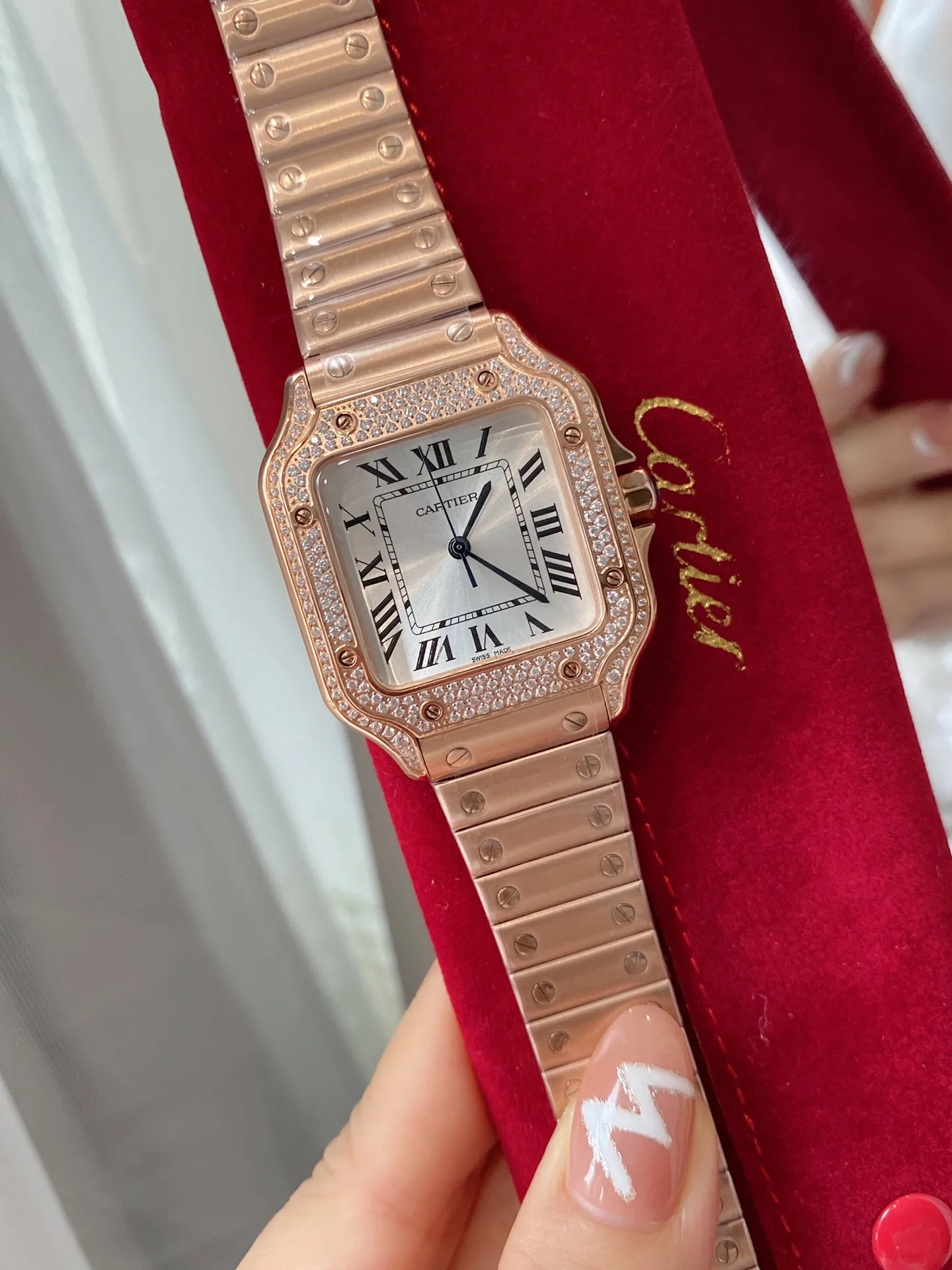 【High-end replica】💰1520! The first public launch of the new V12 version of Cartier, 35mm women's Santos (ultra-thin series) exclusive customized Cartier red bag, genuine original order mold opening, movement type: imported quartz movement. Table diameter: Female 35 Case material: 316 stainless steel. The steel belt has Cartier's unique screws, and the belt is calfskin imported from Italy. The details and workmanship are consistent with the original product. Taiwan G Factory v12 version exclusive quality ⚠️⚠️ (exclusively equipped with a red bag) no returns or exchanges will be accepted without a bag.