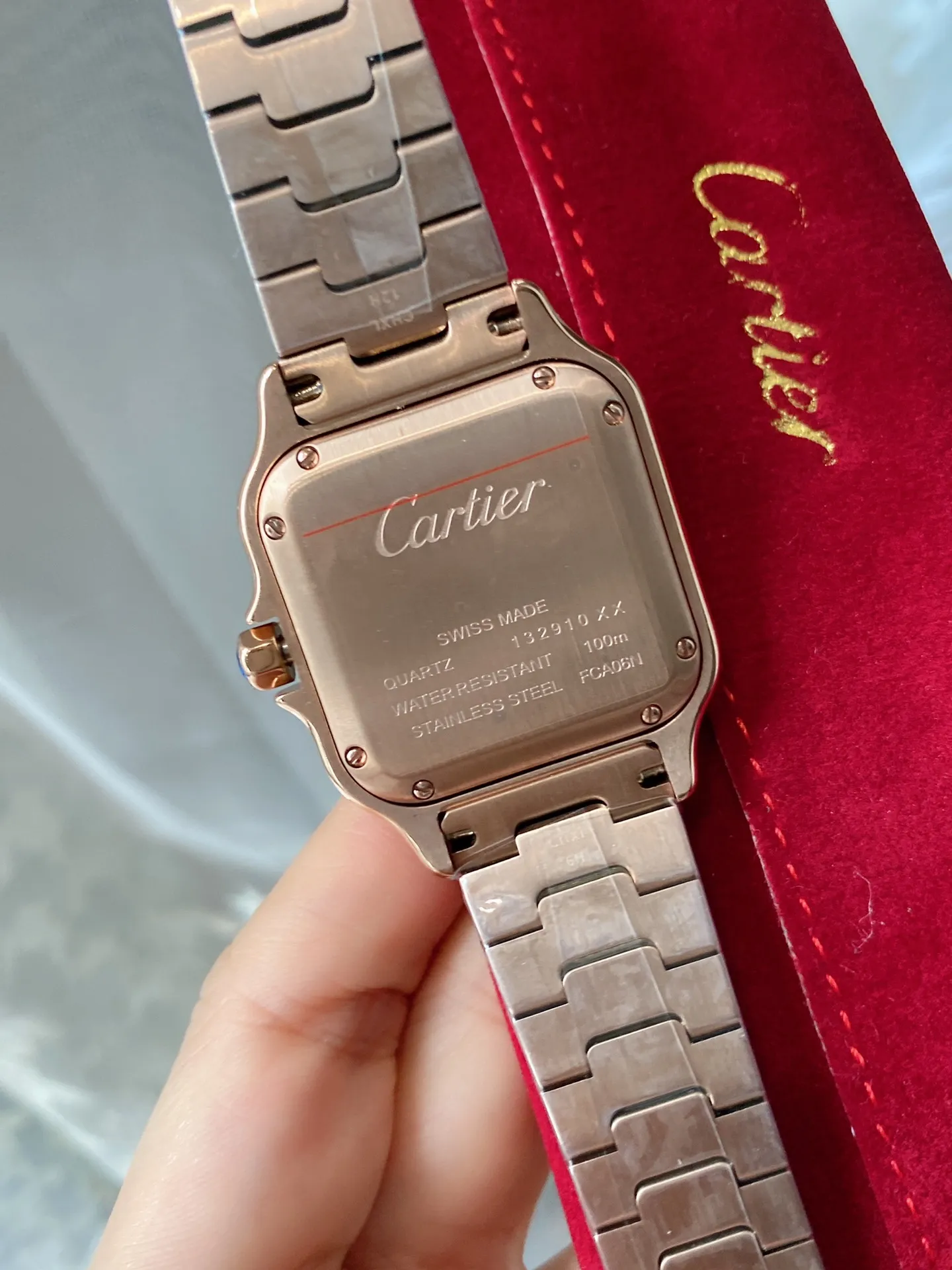 【High-end replica】💰1520! The first public launch of the new V12 version of Cartier, 35mm women's Santos (ultra-thin series) exclusive customized Cartier red bag, genuine original order mold opening, movement type: imported quartz movement. Table diameter: Female 35 Case material: 316 stainless steel. The steel belt has Cartier's unique screws, and the belt is calfskin imported from Italy. The details and workmanship are consistent with the original product. Taiwan G Factory v12 version exclusive quality ⚠️⚠️ (exclusively equipped with a red bag) no returns or exchanges will be accepted without a bag.