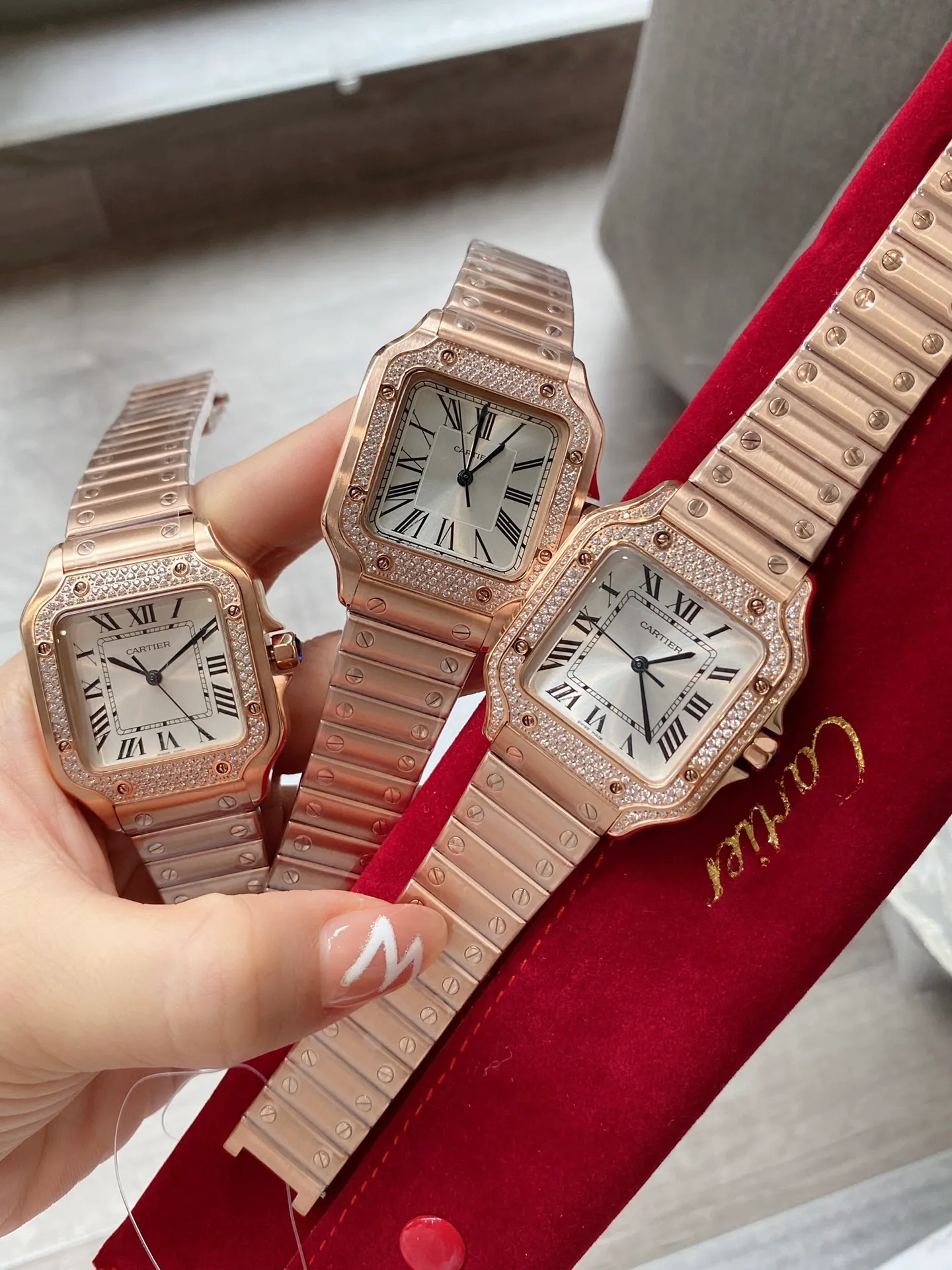 【High-end replica】💰1520! The first public launch of the new V12 version of Cartier, 35mm women's Santos (ultra-thin series) exclusive customized Cartier red bag, genuine original order mold opening, movement type: imported quartz movement. Table diameter: Female 35 Case material: 316 stainless steel. The steel belt has Cartier's unique screws, and the belt is calfskin imported from Italy. The details and workmanship are consistent with the original product. Taiwan G Factory v12 version exclusive quality ⚠️⚠️ (exclusively equipped with a red bag) no returns or exchanges will be accepted without a bag.