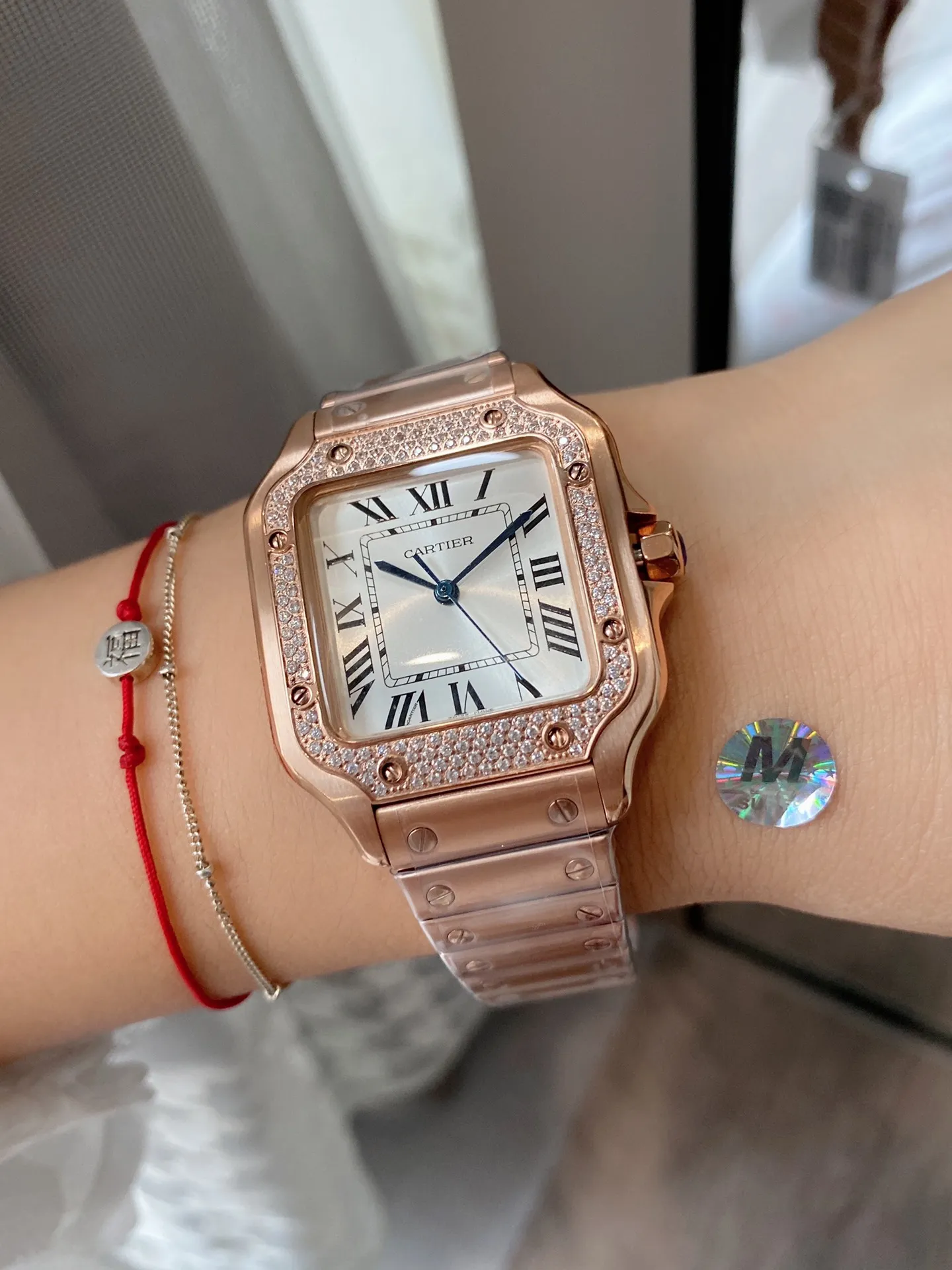 【High-end replica】💰1520! The first public launch of the new V12 version of Cartier, 35mm women's Santos (ultra-thin series) exclusive customized Cartier red bag, genuine original order mold opening, movement type: imported quartz movement. Table diameter: Female 35 Case material: 316 stainless steel. The steel belt has Cartier's unique screws, and the belt is calfskin imported from Italy. The details and workmanship are consistent with the original product. Taiwan G Factory v12 version exclusive quality ⚠️⚠️ (exclusively equipped with a red bag) no returns or exchanges will be accepted without a bag.