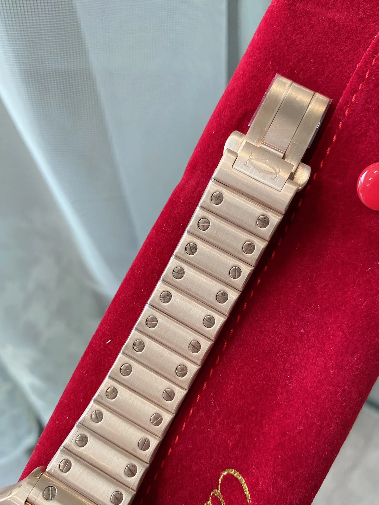 【High-end replica】💰1520! The first public launch of the new V12 version of Cartier, 35mm women's Santos (ultra-thin series) exclusive customized Cartier red bag, genuine original order mold opening, movement type: imported quartz movement. Table diameter: Female 35 Case material: 316 stainless steel. The steel belt has Cartier's unique screws, and the belt is calfskin imported from Italy. The details and workmanship are consistent with the original product. Taiwan G Factory v12 version exclusive quality ⚠️⚠️ (exclusively equipped with a red bag) no returns or exchanges will be accepted without a bag.