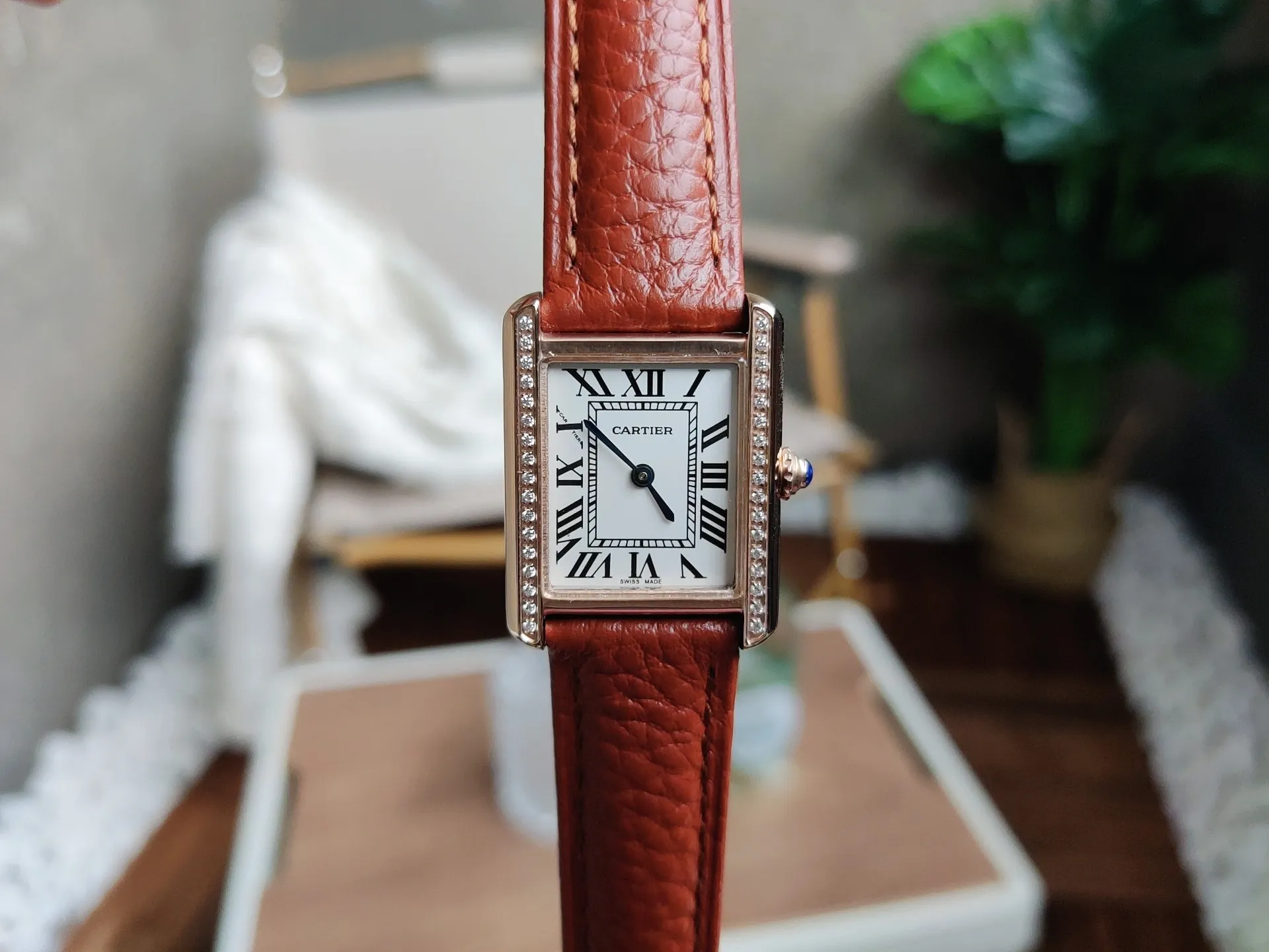 【High-end replica】💰1040! Cartier Tank series watch, high quality original model, stone movement. Fine watch steel case, round bead crown, inlaid with a cabochon synthetic spinel, silver-plated bead watch disc, Roman numeral hour markers, sword-shaped steel blue hands, crystal surface, imported calfskin watch with interchangeable strap, stainless steel folding watch folding buckle. Watch size: small size 31 x 24.4 mm, medium size 34.8 x 27.4 mm