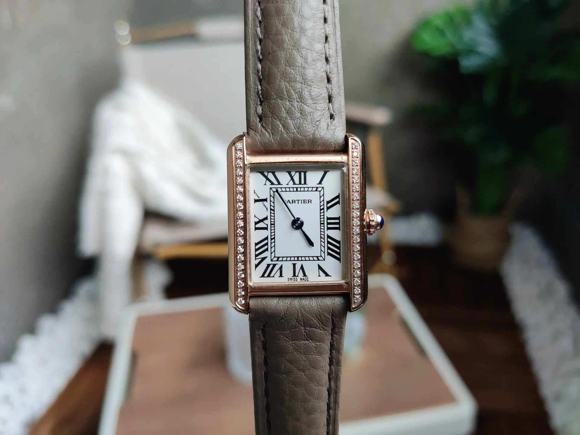 【High-end replica】💰1040! Cartier Tank series watch, high quality original model, stone movement. Fine watch steel case, round bead crown, inlaid with a cabochon synthetic spinel, silver-plated bead watch disc, Roman numeral hour markers, sword-shaped steel blue hands, crystal surface, imported calfskin watch with interchangeable strap, stainless steel folding watch folding buckle. Watch size: small size 31 x 24.4 mm, medium size 34.8 x 27.4 mm