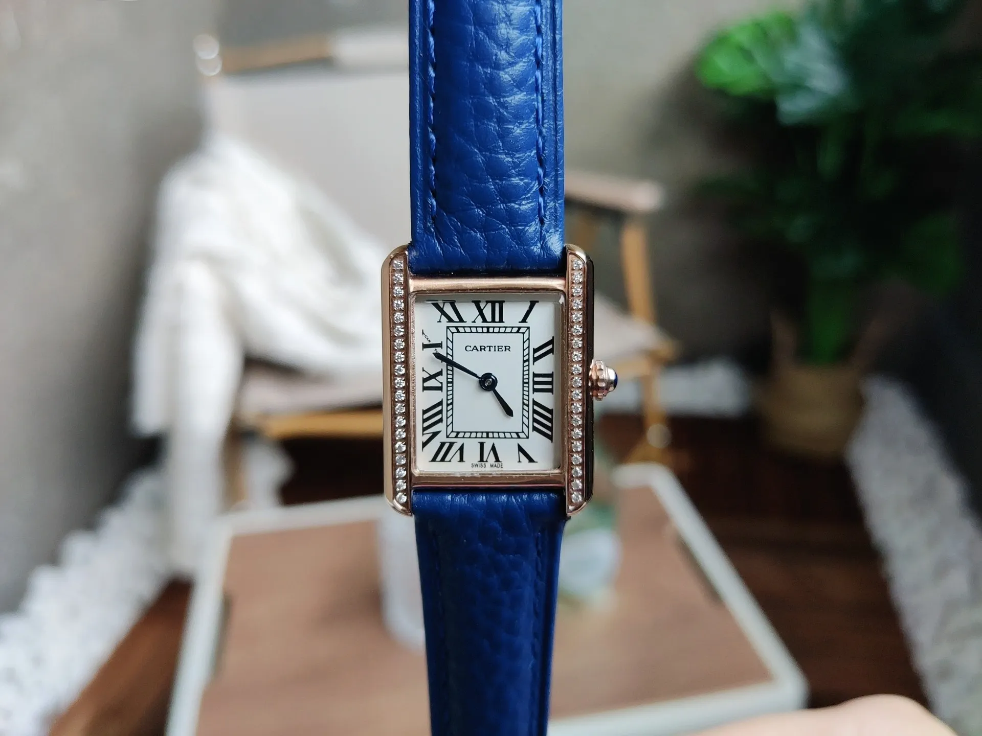 【High-end replica】💰1040! Cartier Tank series watch, high quality original model, stone movement. Fine watch steel case, round bead crown, inlaid with a cabochon synthetic spinel, silver-plated bead watch disc, Roman numeral hour markers, sword-shaped steel blue hands, crystal surface, imported calfskin watch with interchangeable strap, stainless steel folding watch folding buckle. Watch size: small size 31 x 24.4 mm, medium size 34.8 x 27.4 mm
