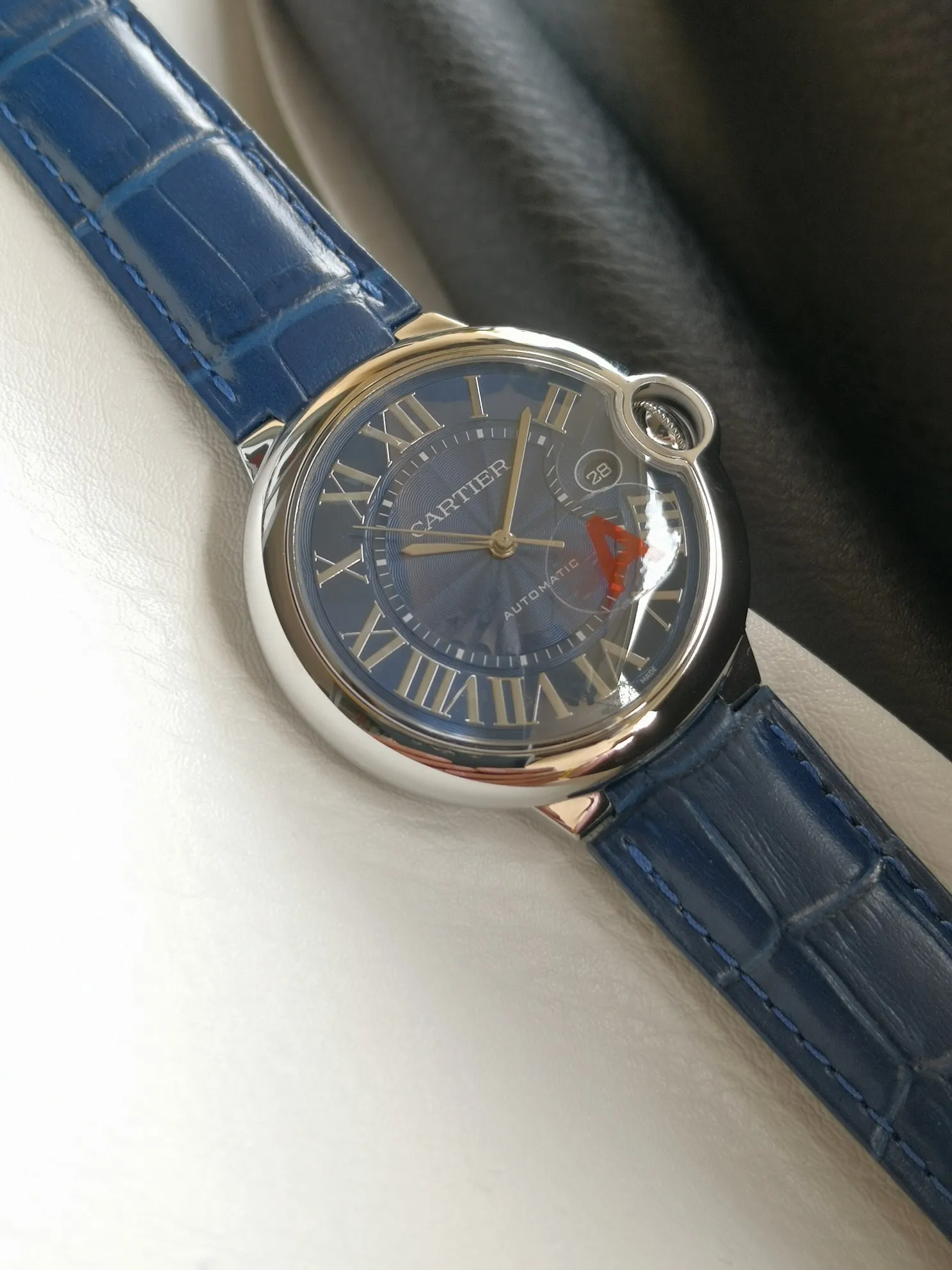 【High-end replica】💰1080! 【Taiwan Factory】💰1920! 【Top replica】💰3300! Cartier Blue Balloon series watch (guilloché dial, 2824-2 fully automatic machine, 42 mm), pays tribute to the retrograde, God bless the world! This picture was taken as a top-notch replica!